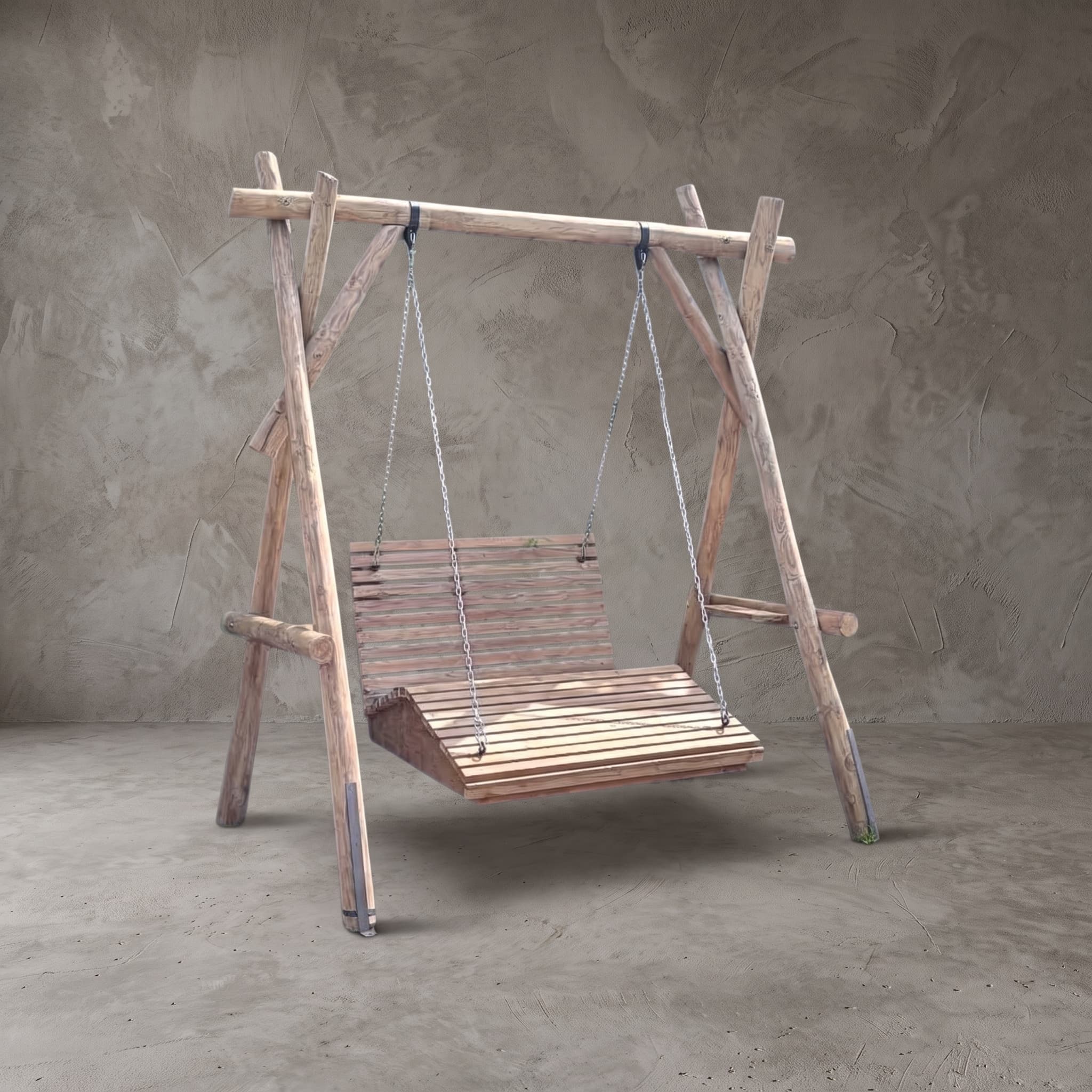 Schommelbed van teak, vooraanzicht van de gebogen lattenzitting aan vier kettingen onder een frame van ronde palen