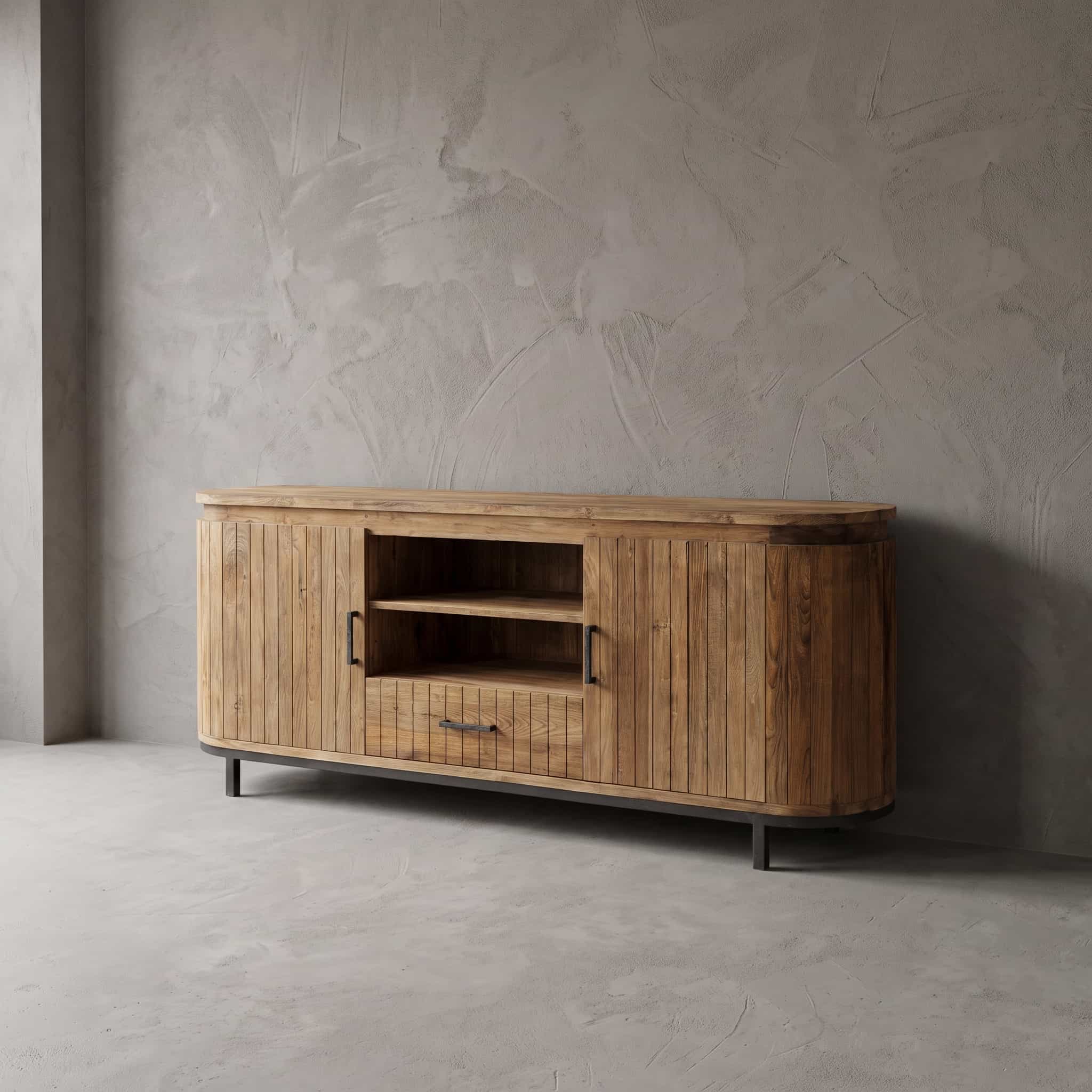 Dressoir Kira van gerecycled teak en metaal, twee deuren en een lade, schuin van voren gezien op een zwart onderstel