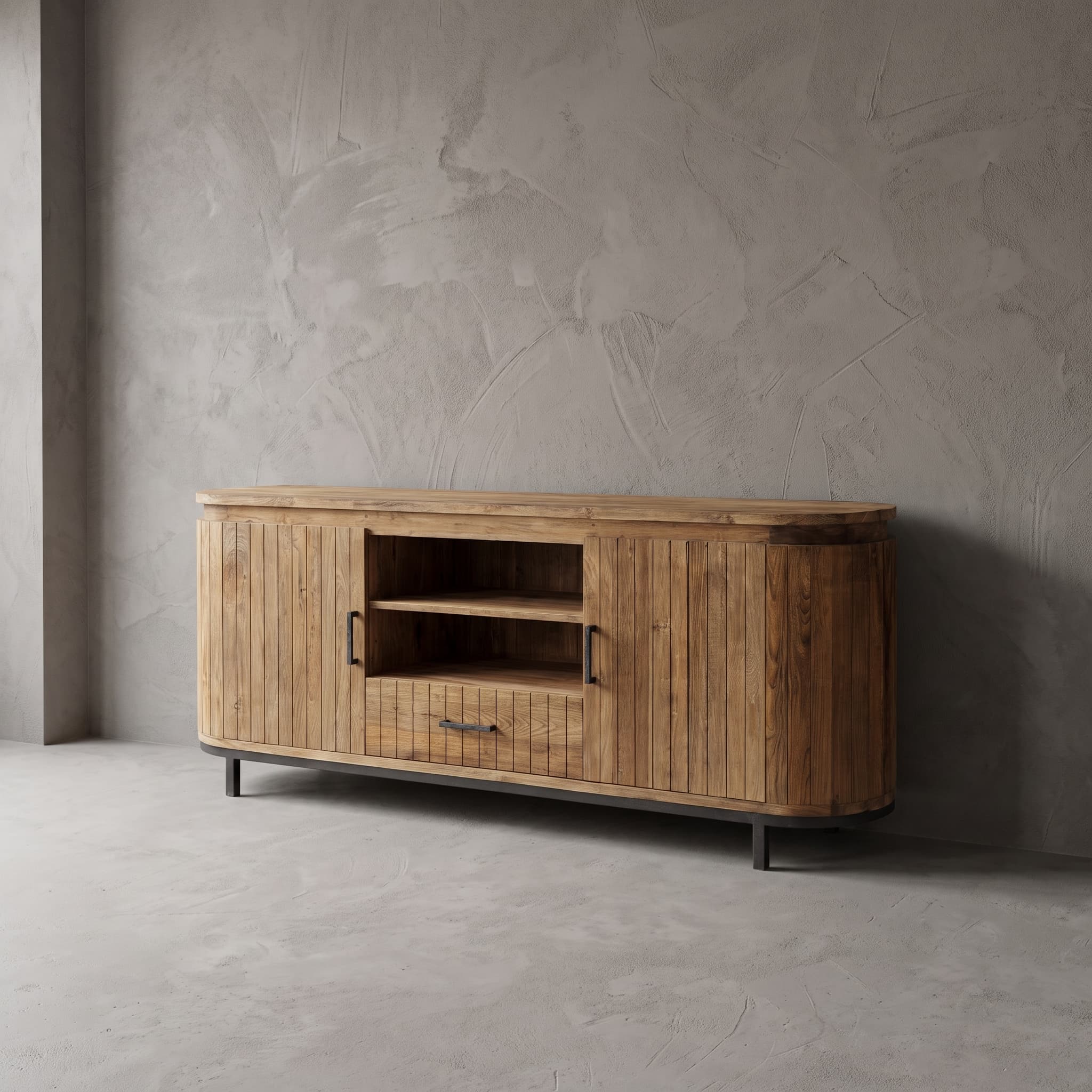 Dressoir Kira van gerecycled teak en metaal, twee deuren en een lade, schuin van voren gezien op een zwart onderstel