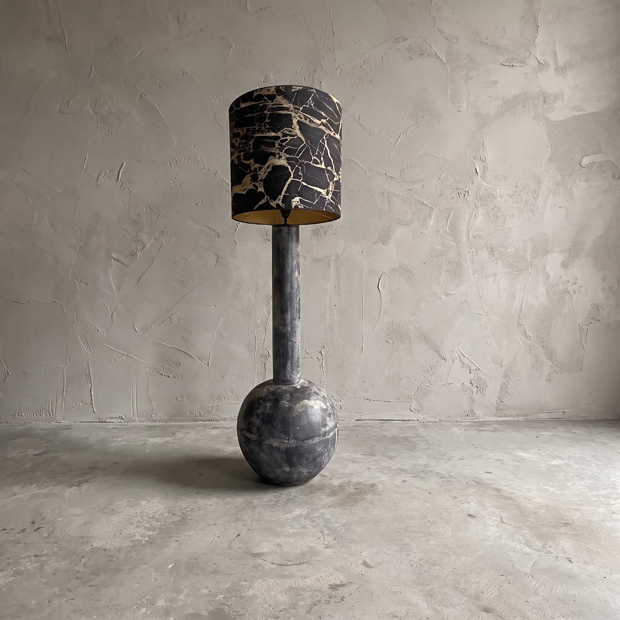 Lamp Jara van polystone, lamp van polystone met een lange hals op een bolle, donkergrijze voet, vooraanzicht