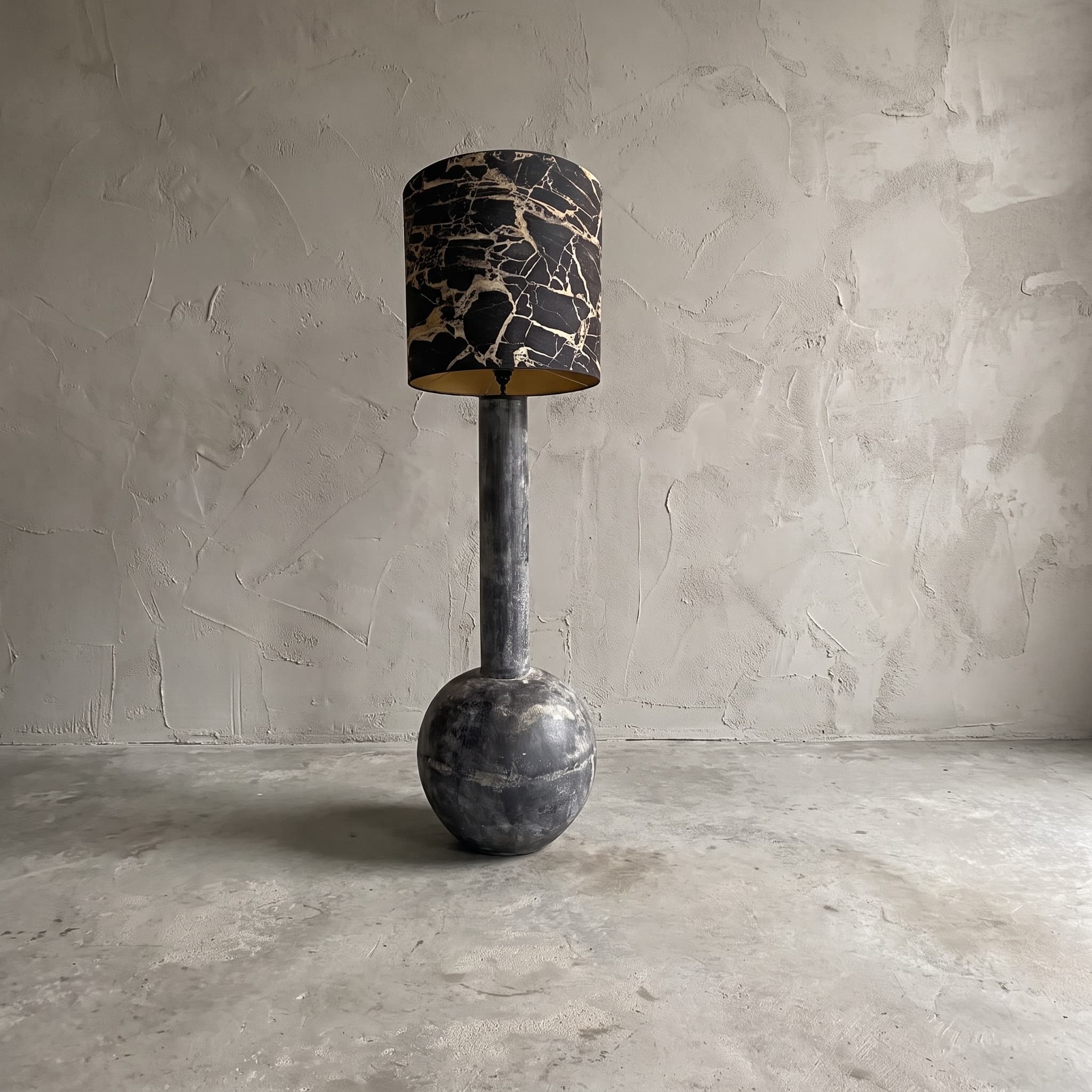 Lamp Jara van polystone, lamp van polystone met een lange hals op een bolle, donkergrijze voet, vooraanzicht