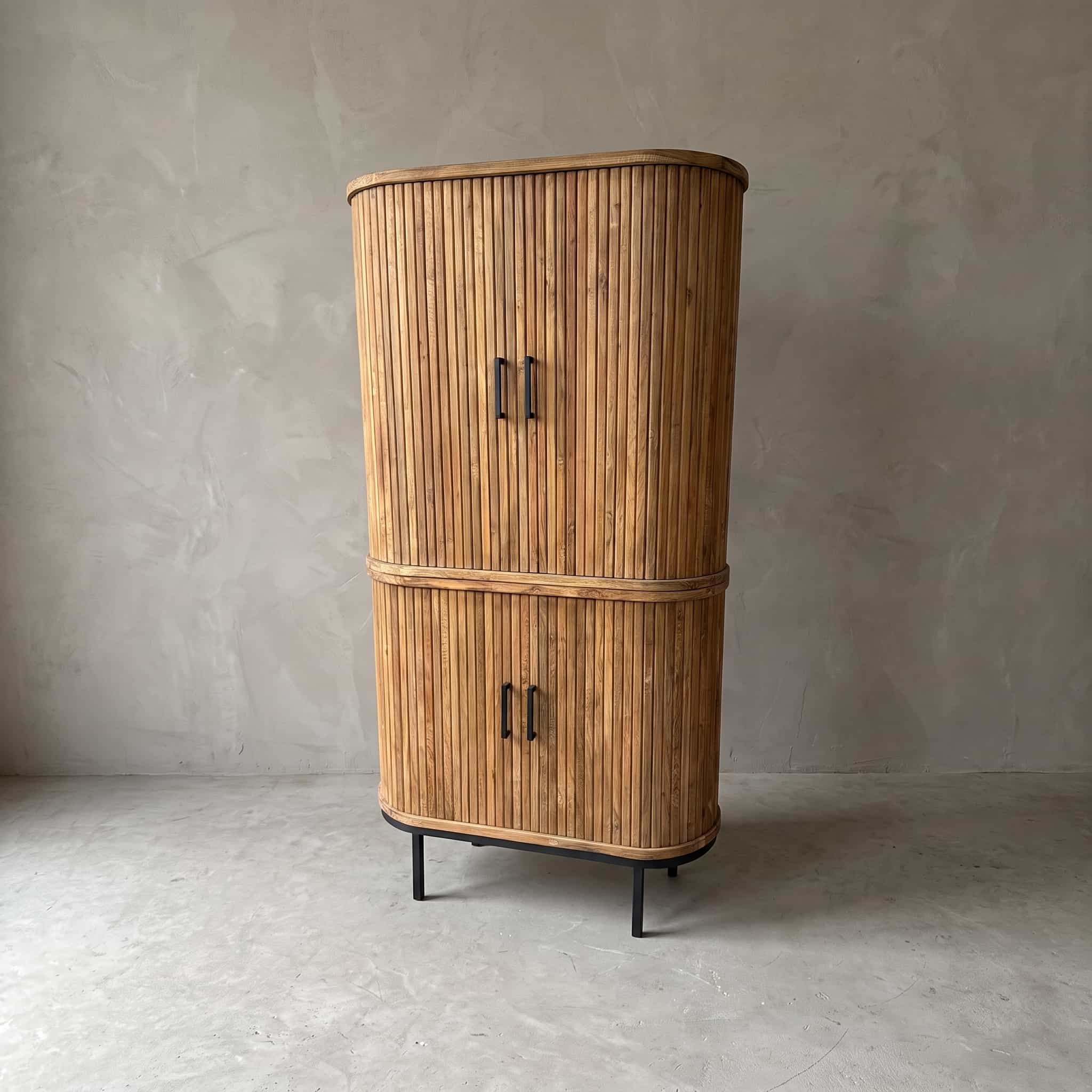 Kast Krepyak van gerecycled teak, schuin vooraanzicht van de twee delen met afgeronde latten op zwarte poten