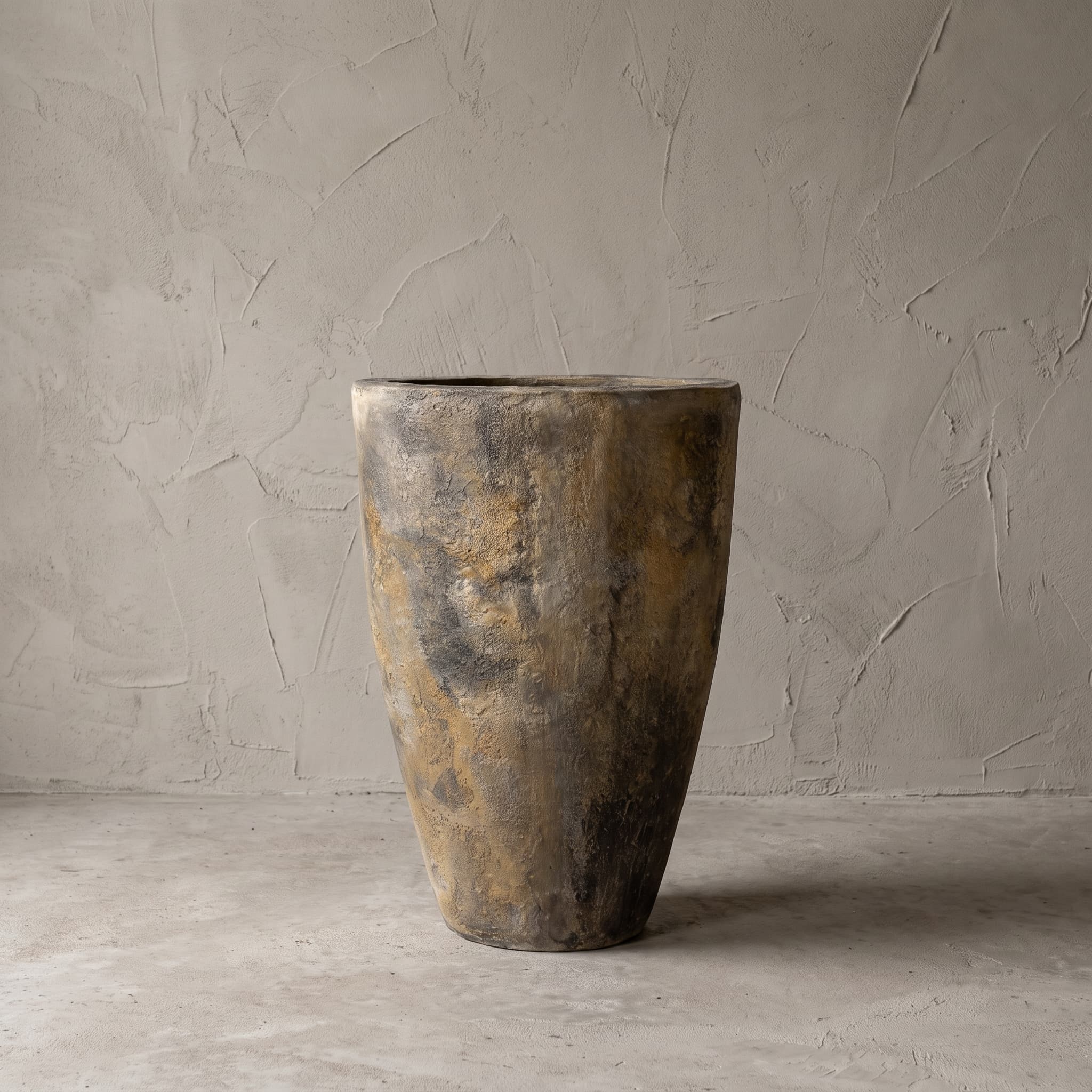 Pot van polystone, kegelvorm, 80 cm, vooraanzicht van de hoge tapse pot met een grijs, zwart en okergeel gevlekte wand