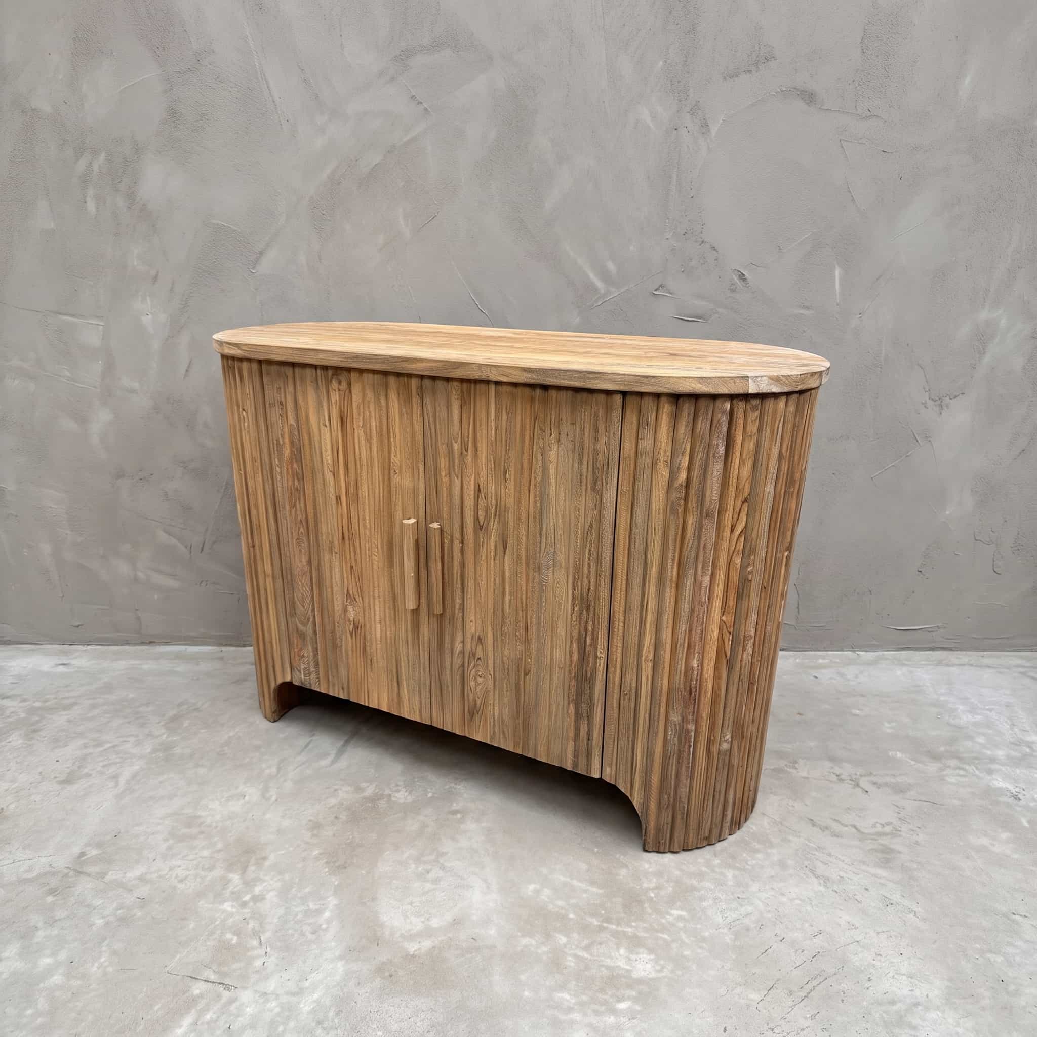 Dressoir Rujen van gerecycled teak, 2 deuren, schuin van rechts met het geribde, ronde uiteinde