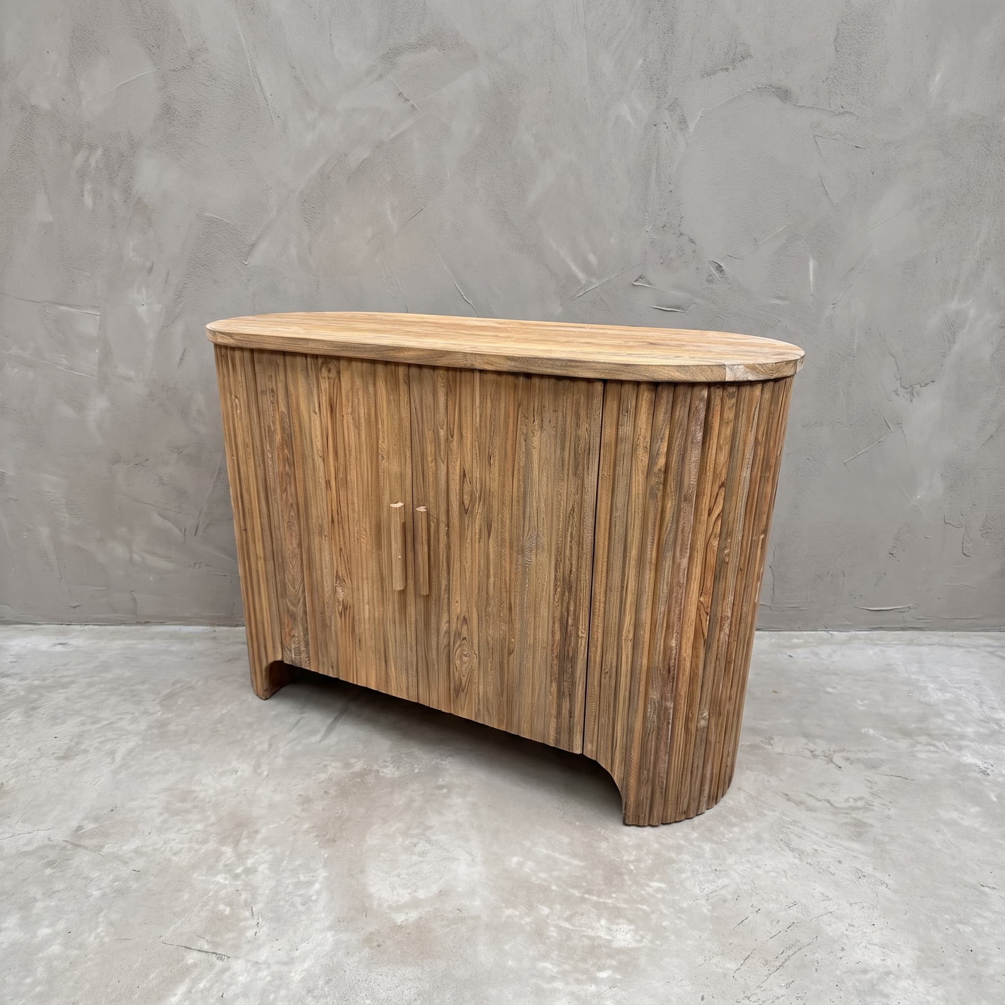 Dressoir Rujen van gerecycled teak, 2 deuren, schuin van rechts met het geribde, ronde uiteinde