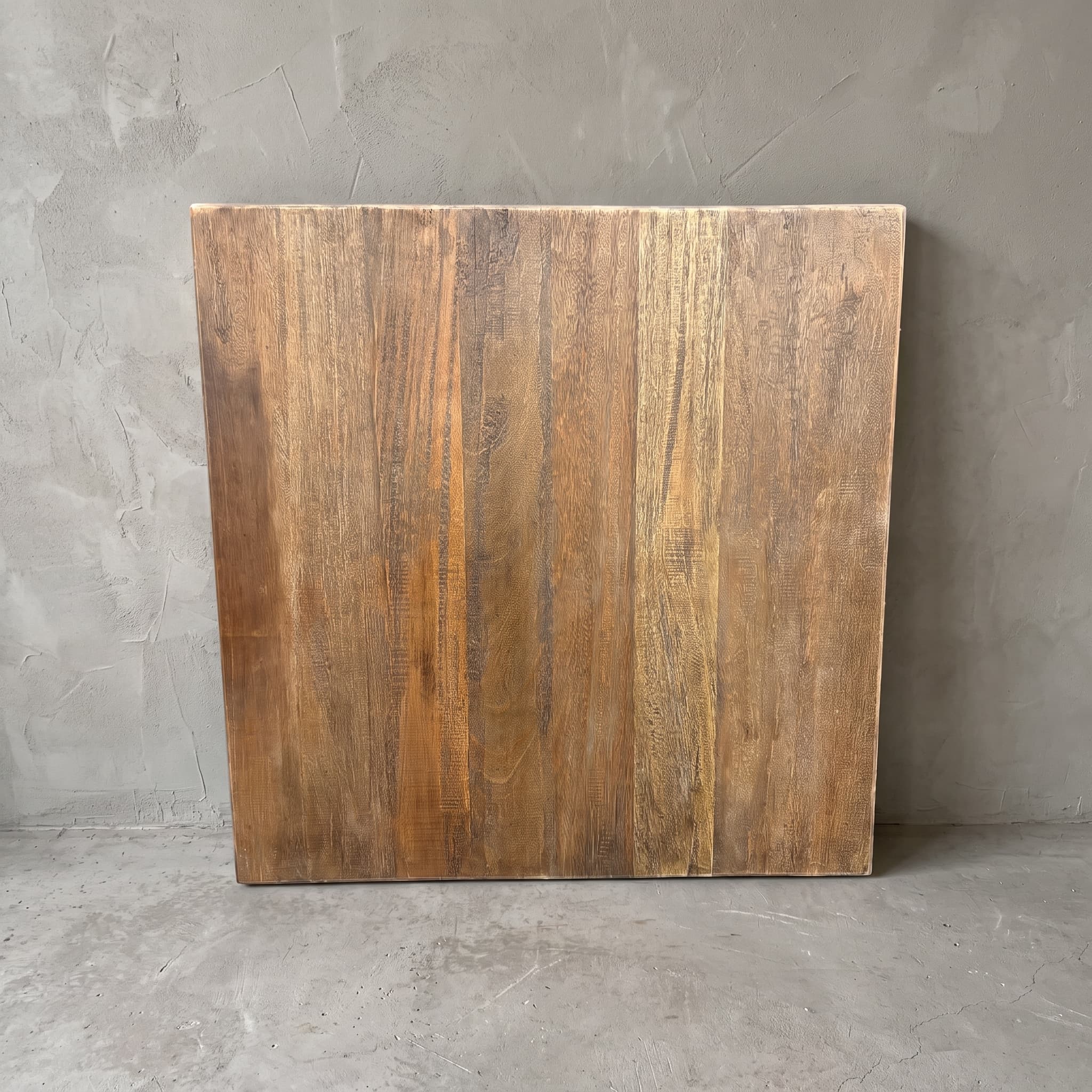 Tafelblad Balok van gerecycled hardhout, vierkant, rechtop tegen de wand, met planken in verschillende tinten