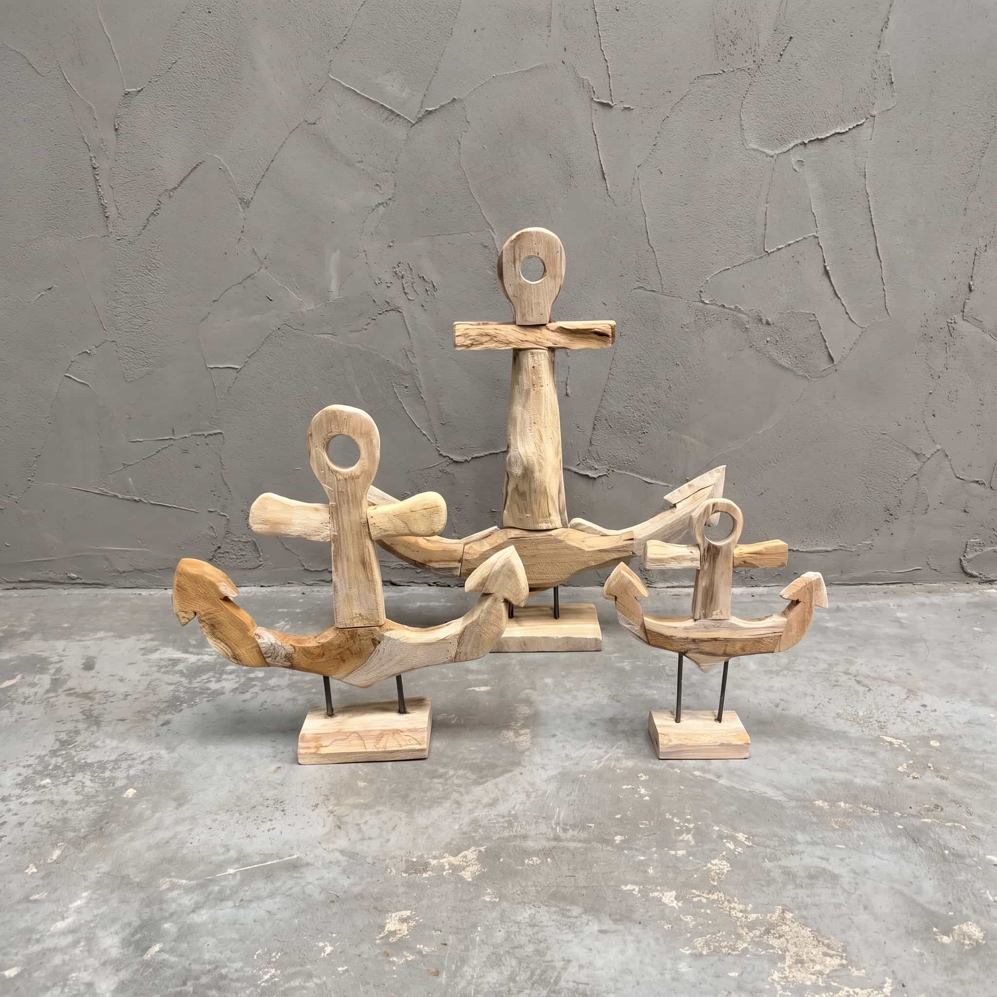 Sokkel van gerecycled teak, anker, set van 3, vooraanzicht van de drie ankers op hun voeten voor een grijze wand