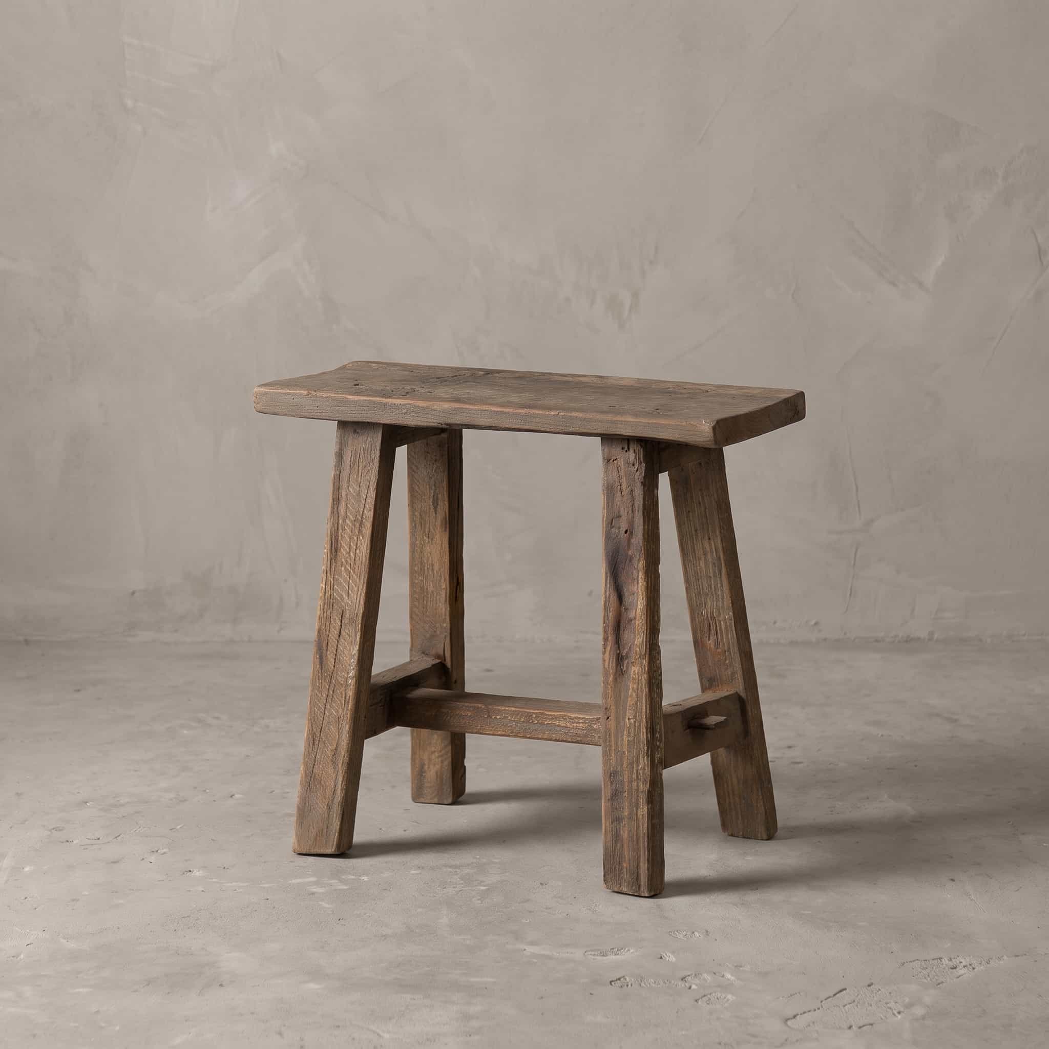 Bank School van gerecycled teak in maat XS van 50 cm, schuin vooraanzicht van het dikke blad op schuine poten