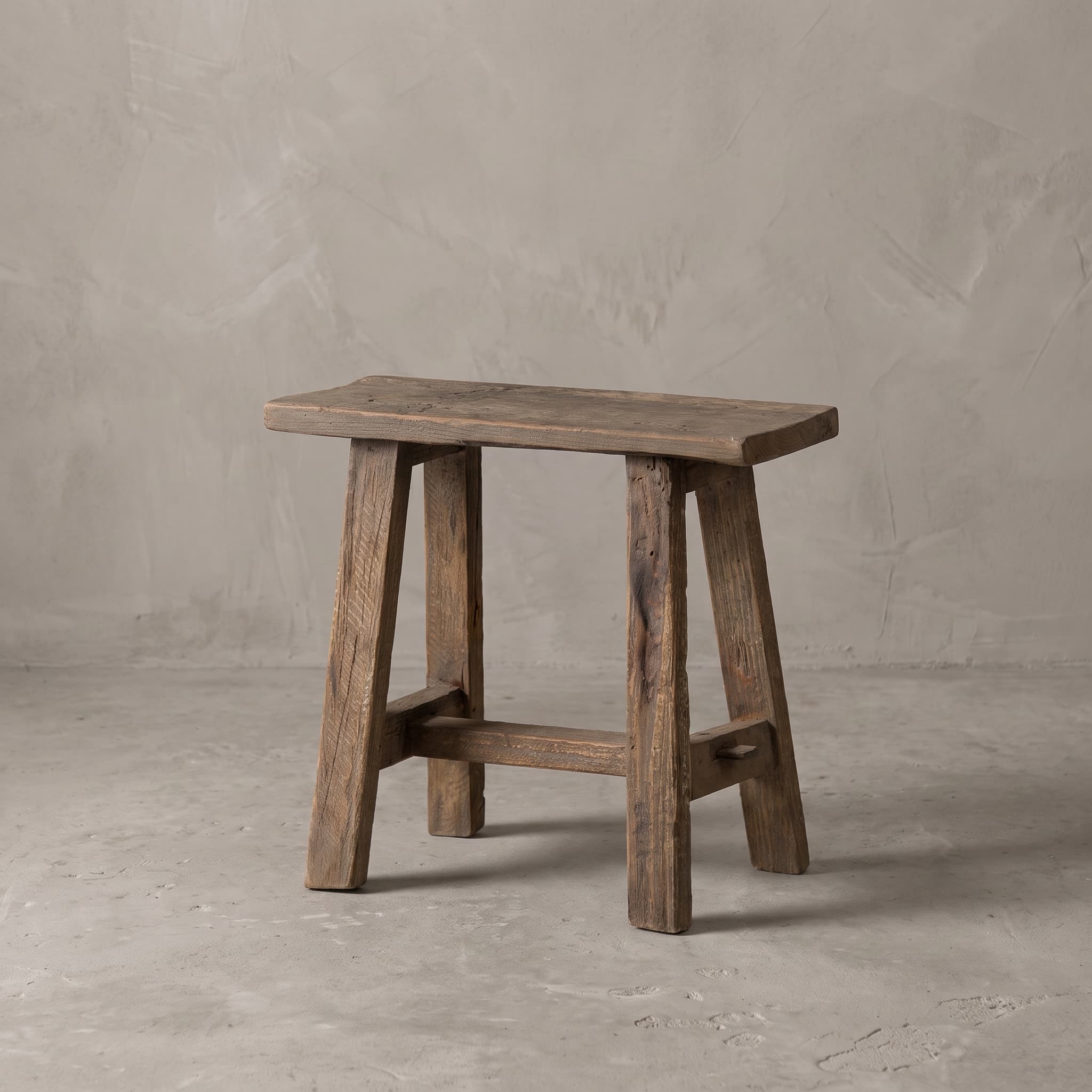 Bank School van gerecycled teak in maat XS van 50 cm, schuin vooraanzicht van het dikke blad op schuine poten