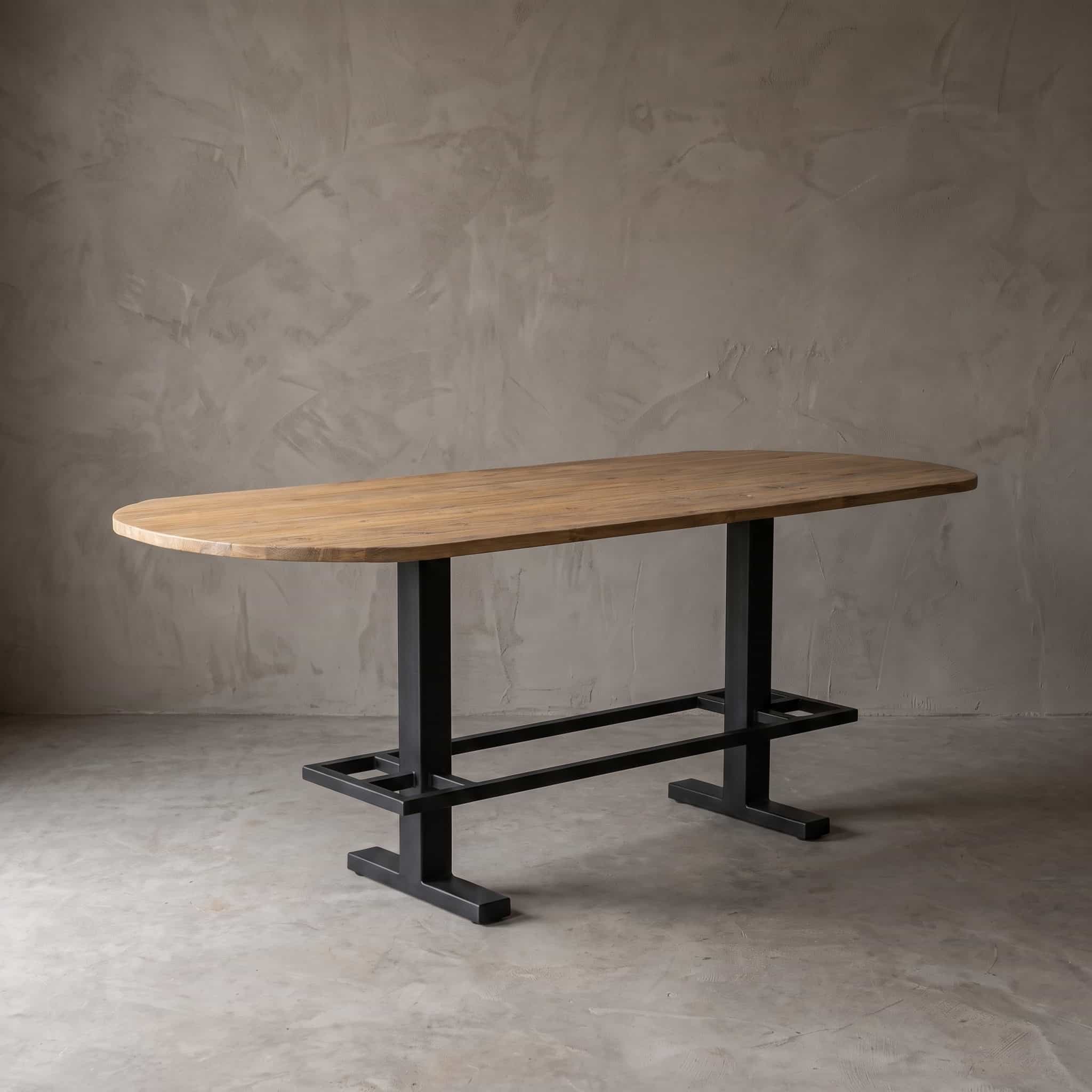 Ovaal Donny tafelblad op het stalen baronderstel Jeroen, gepoedercoat in Jet Black Fine Texture.