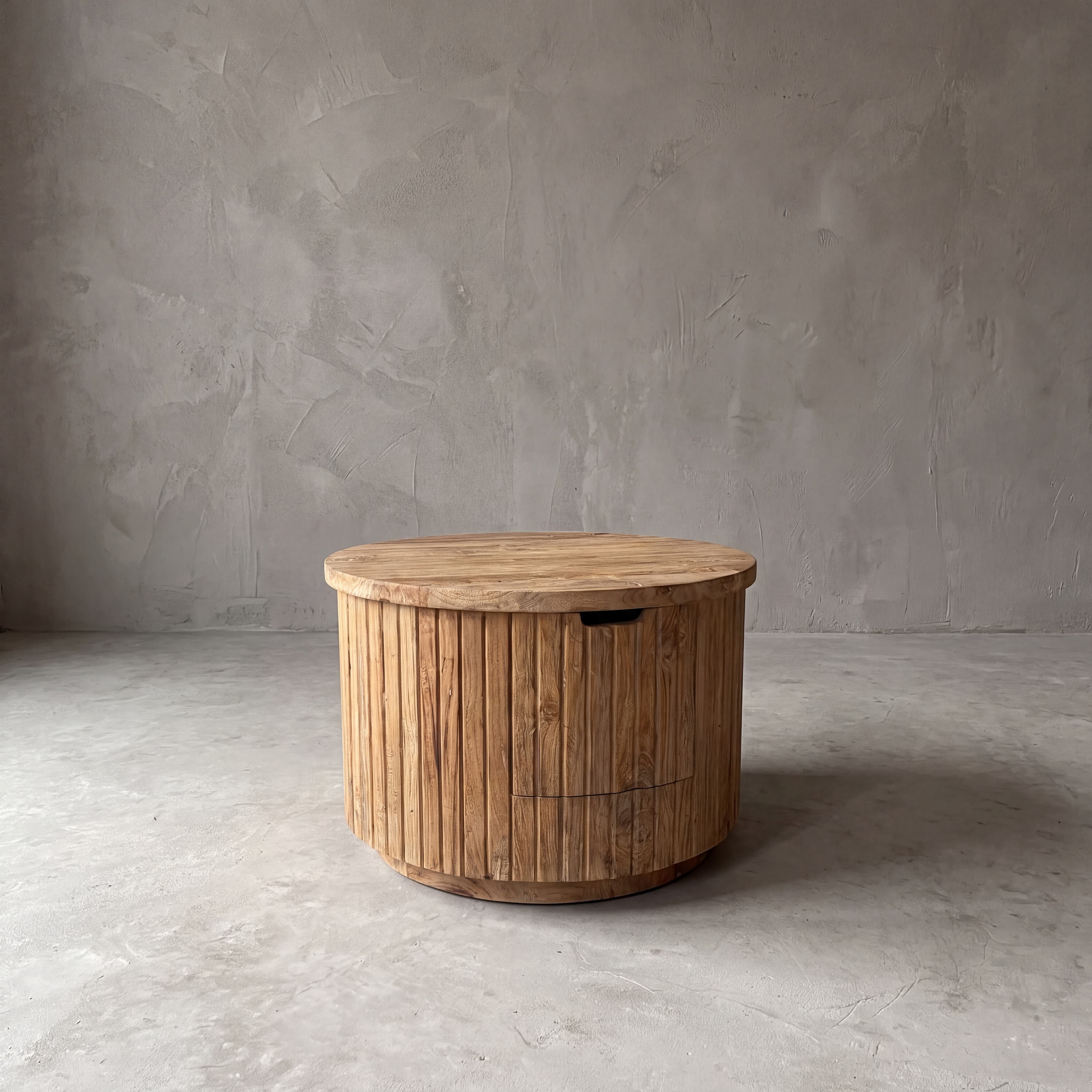 Salontafel Rujen van gerecycled teak, rond, maat Ø 60 cm, van opzij met de uitgesneden greep bovenaan de lade