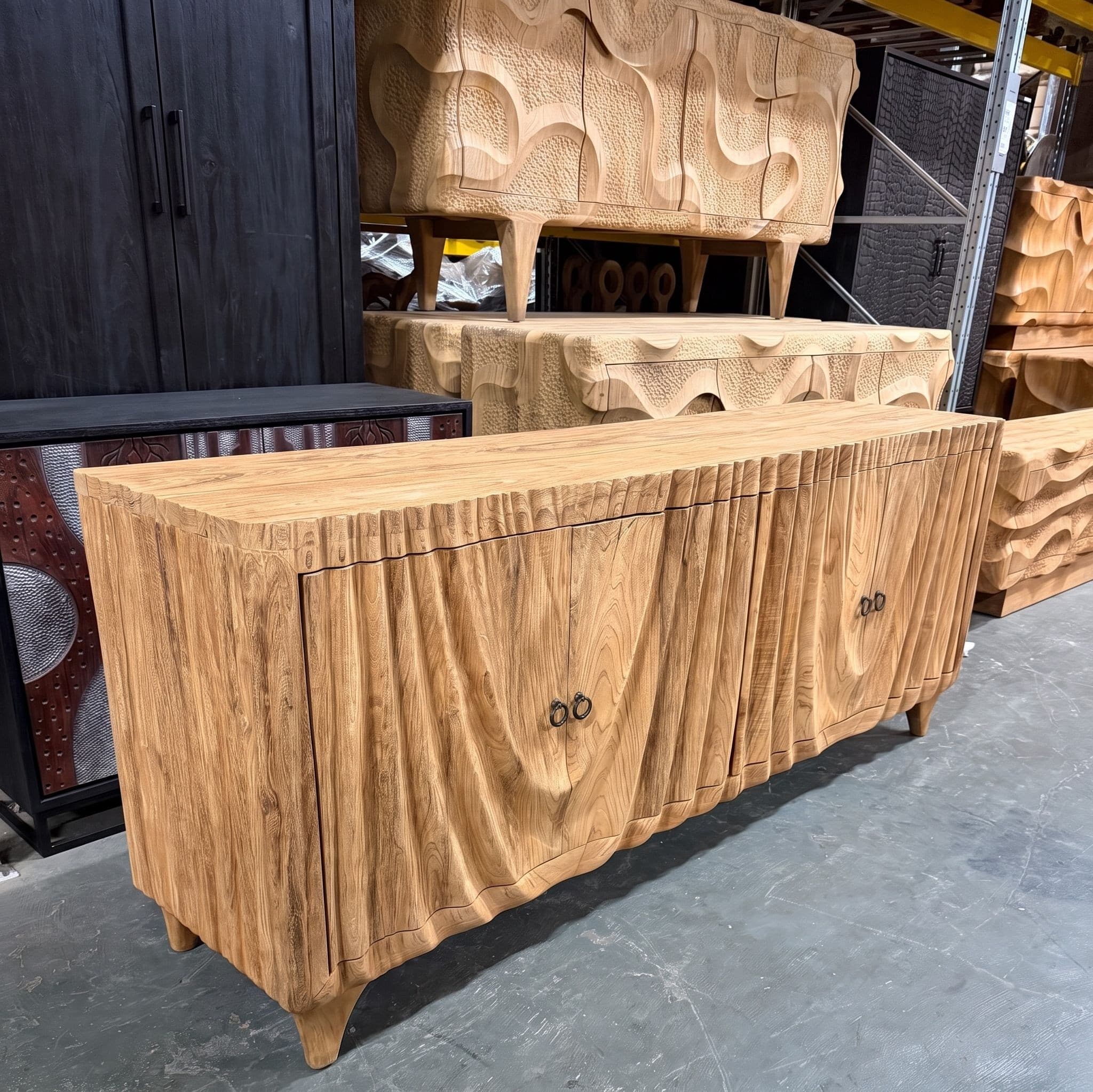 Dressoir Drapery van teak, 200 cm, schuin aanzicht in het magazijn, met verticale plooien in het front, voor andere gesneden kasten