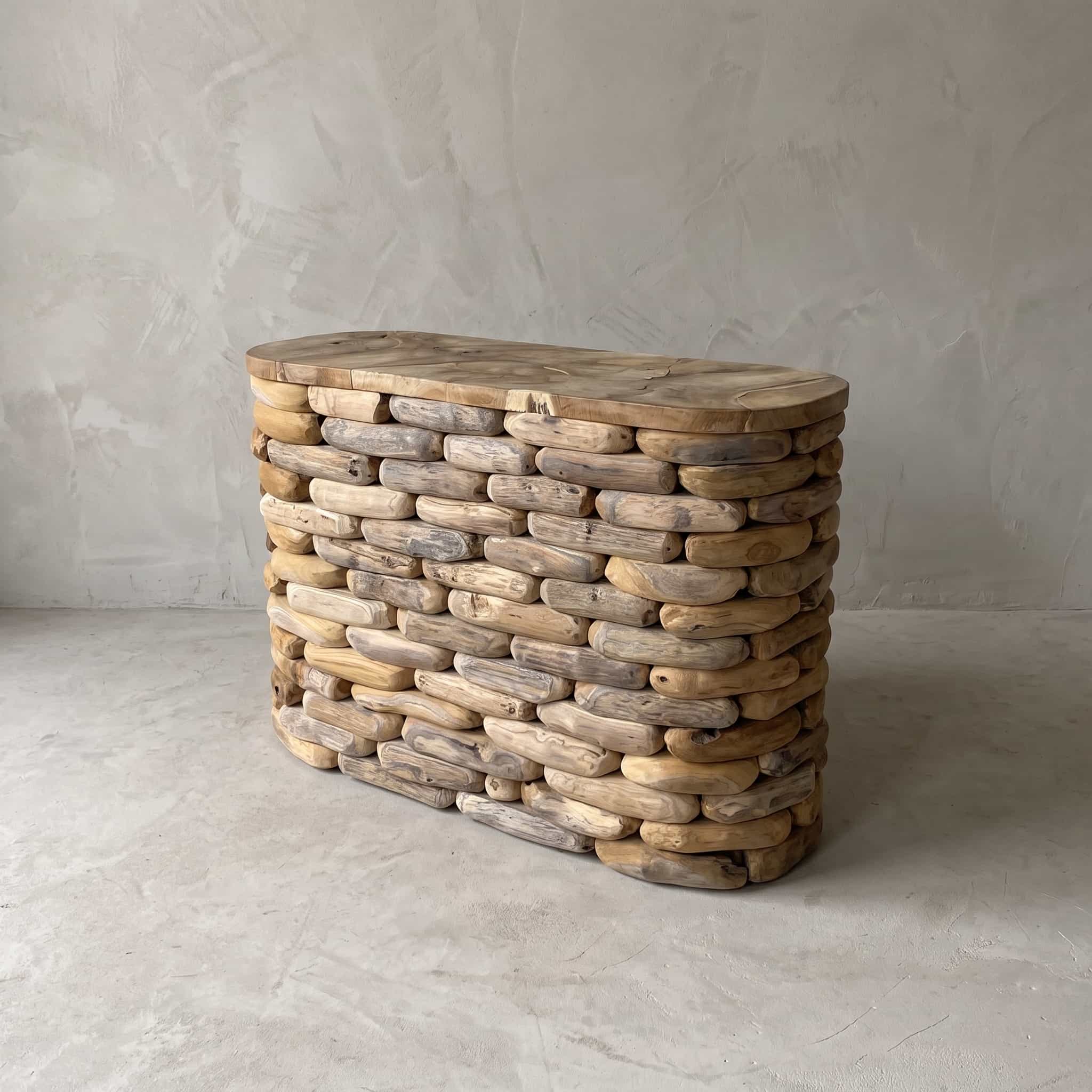 Bijzettafel Arunja van gerecycled teak, schuin vooraanzicht met een ovaal blad op rijen liggende, afgeronde stukken hout
