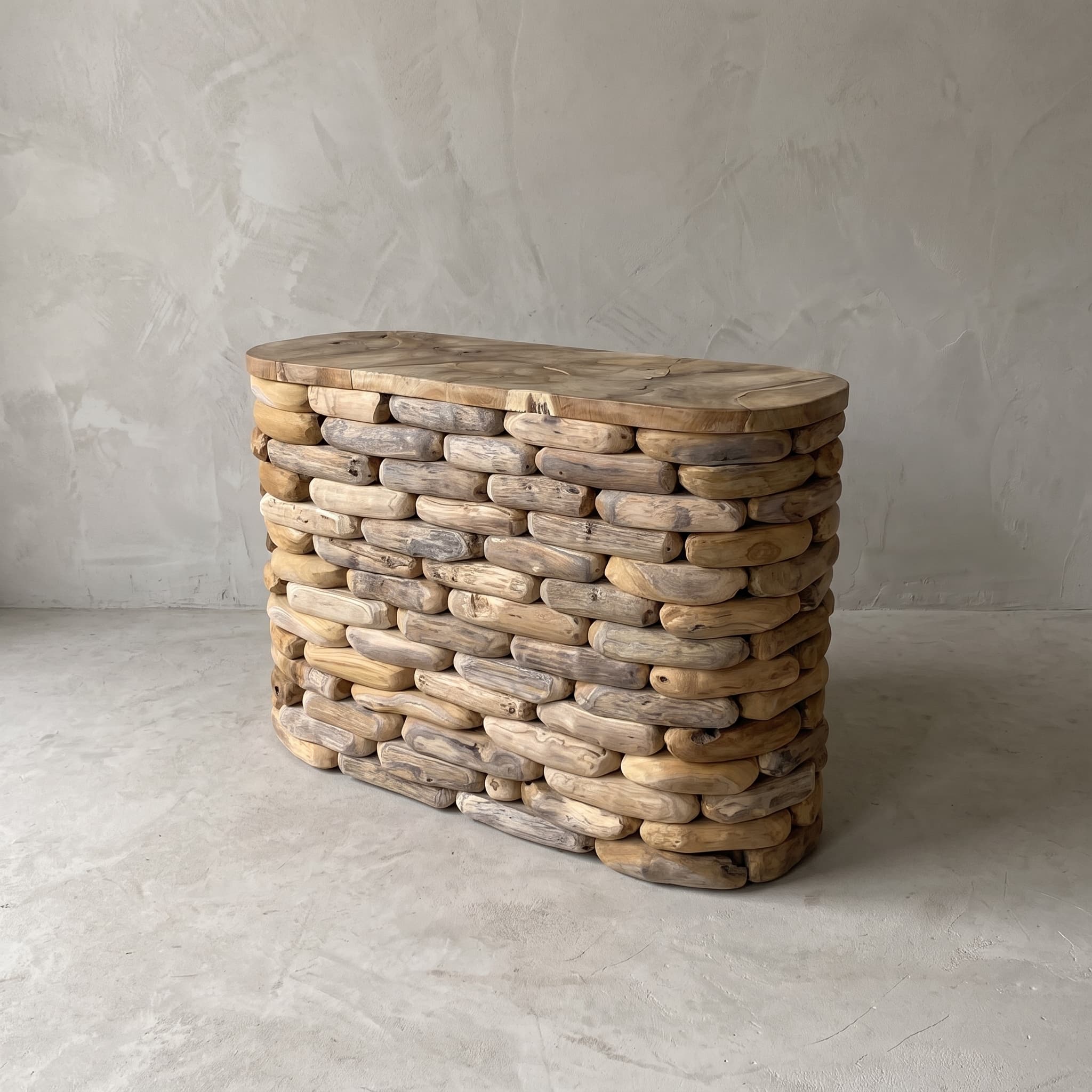 Bijzettafel Arunja van gerecycled teak, schuin vooraanzicht met een ovaal blad op rijen liggende, afgeronde stukken hout