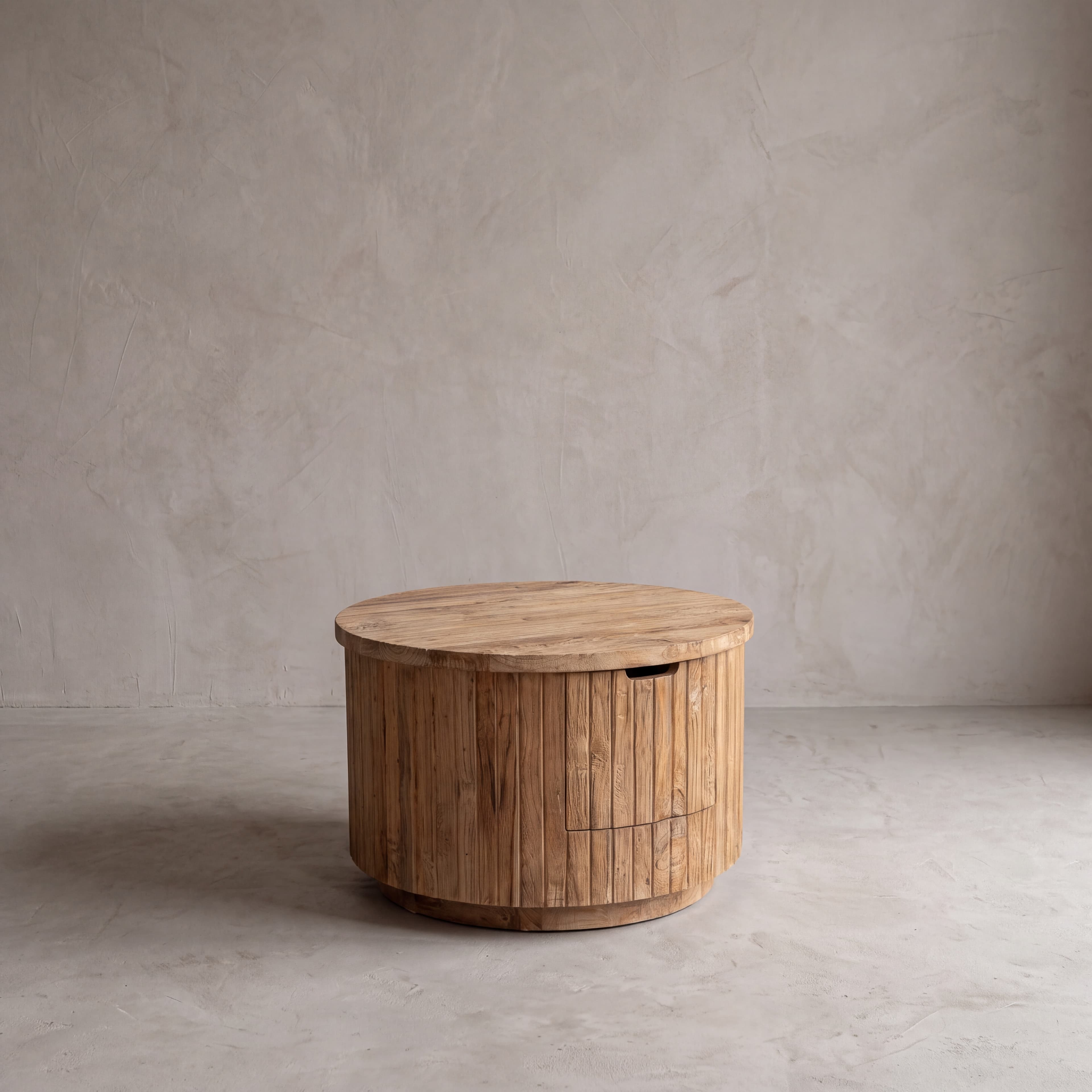 Salontafel Rujen van gerecycled teak, rond, schuin aanzicht van de staande latten, het ladefront en de terugliggende plint