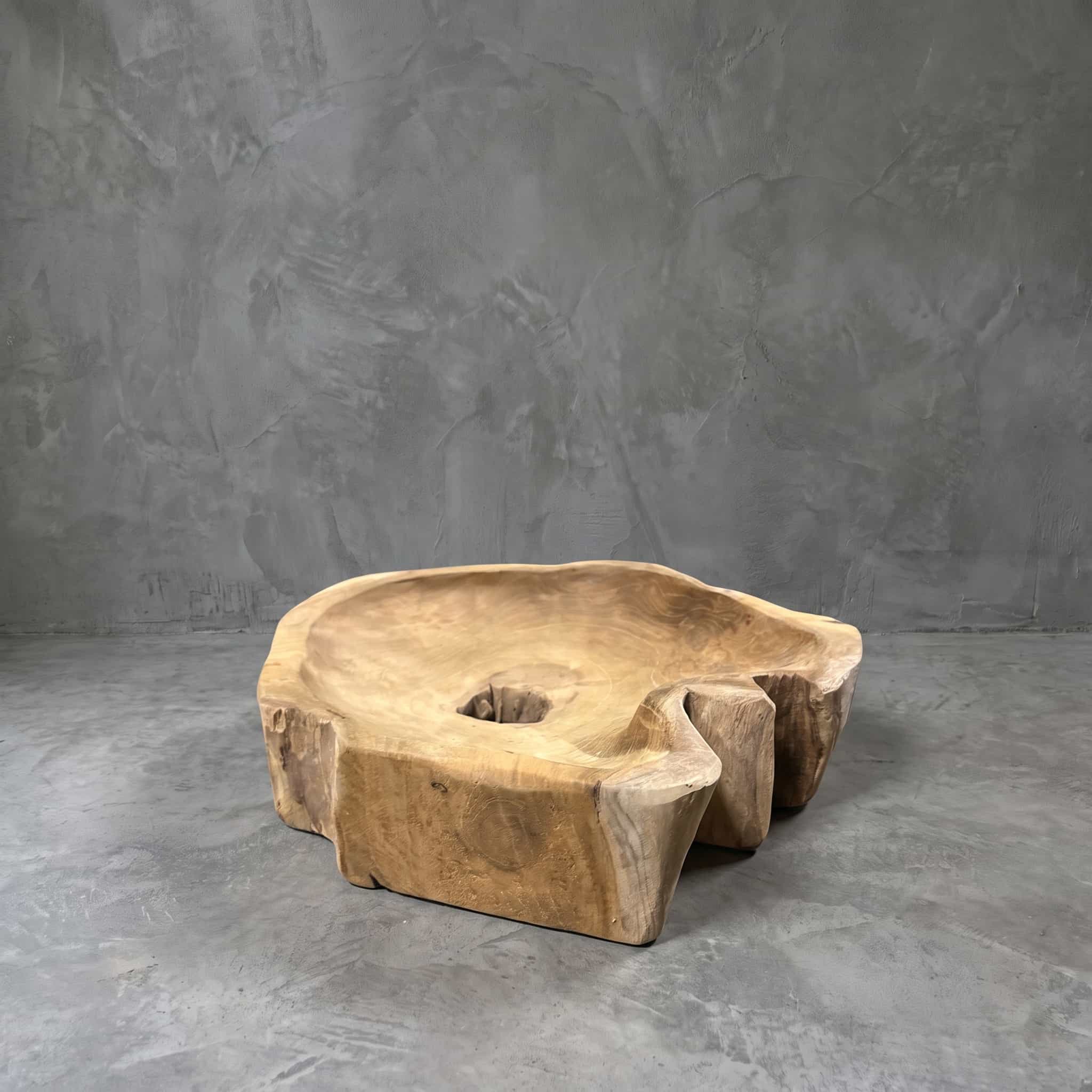 Schaal Rayhan van gerecycled teak, schuin vooraanzicht van de gladde holte met een klein gat en de ruwe zijkanten