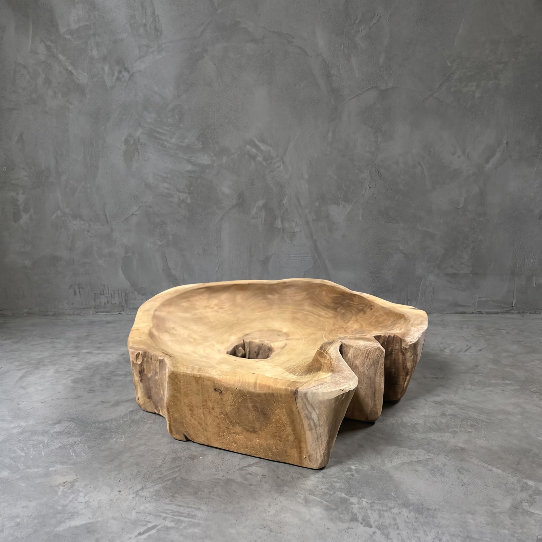 Schaal Rayhan van gerecycled teak, schuin vooraanzicht van de gladde holte met een klein gat en de ruwe zijkanten