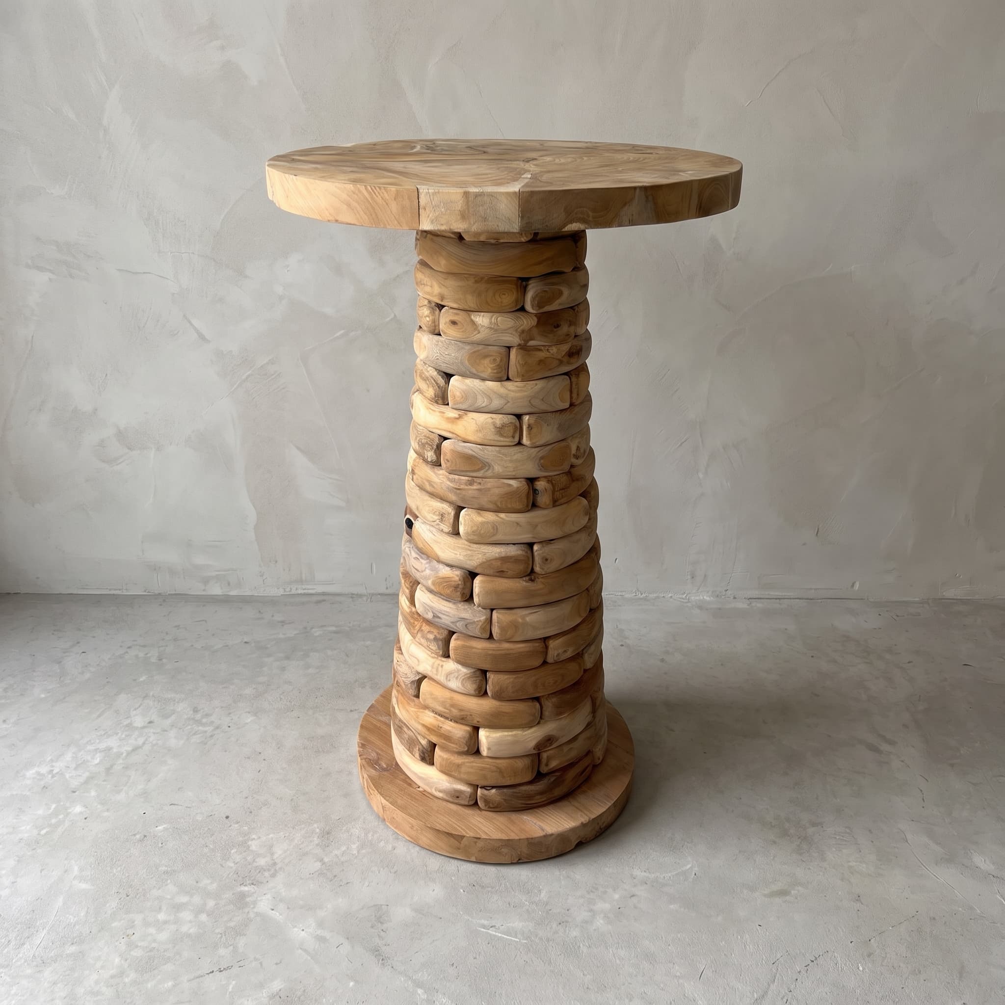 Bartafel Arunja van gerecycled teak, vooraanzicht van de poot die naar boven smaller wordt, op een ronde voet