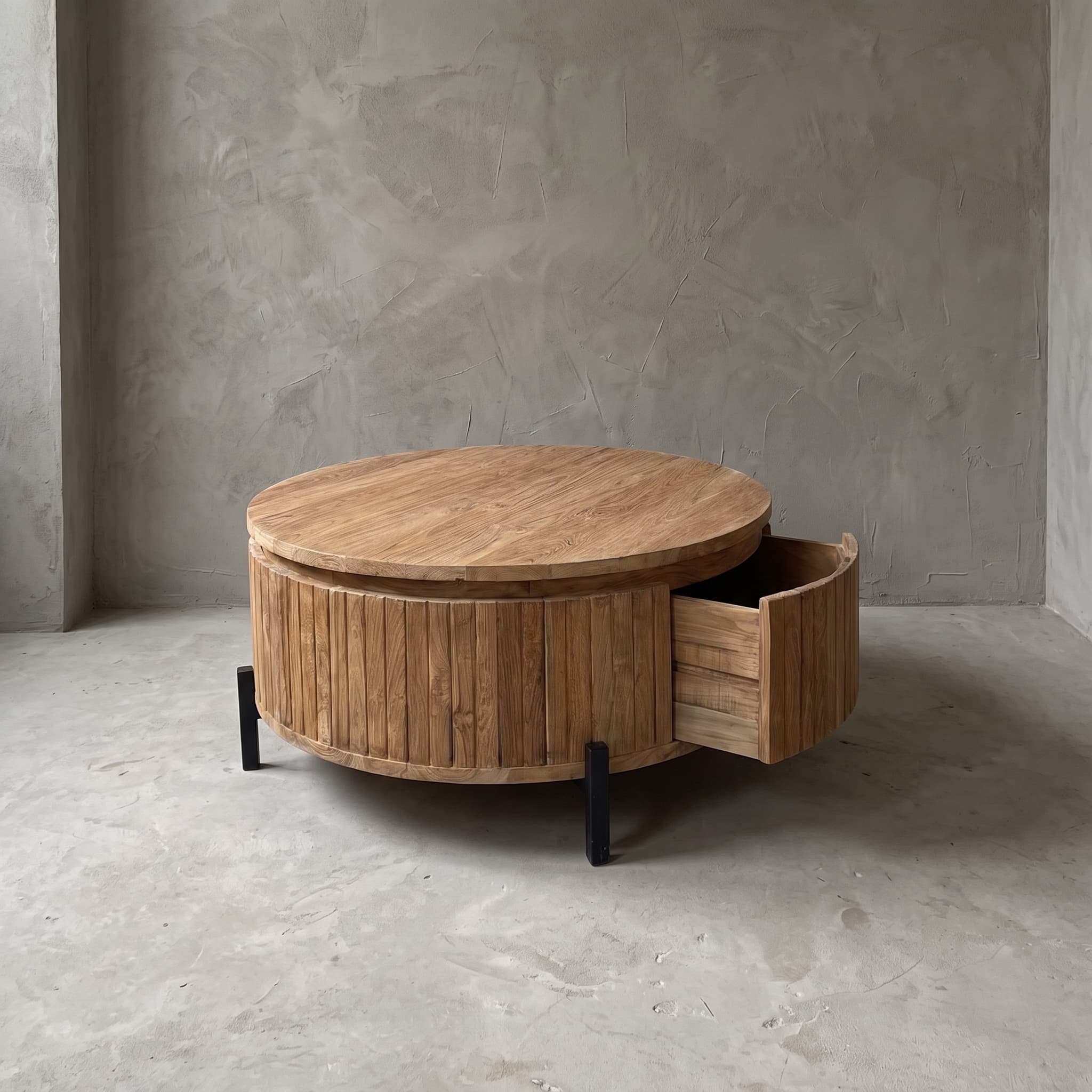 Salontafel Kira van gerecycled teak en metaal, schuin vooraanzicht met de lade open en zwarte metalen poten