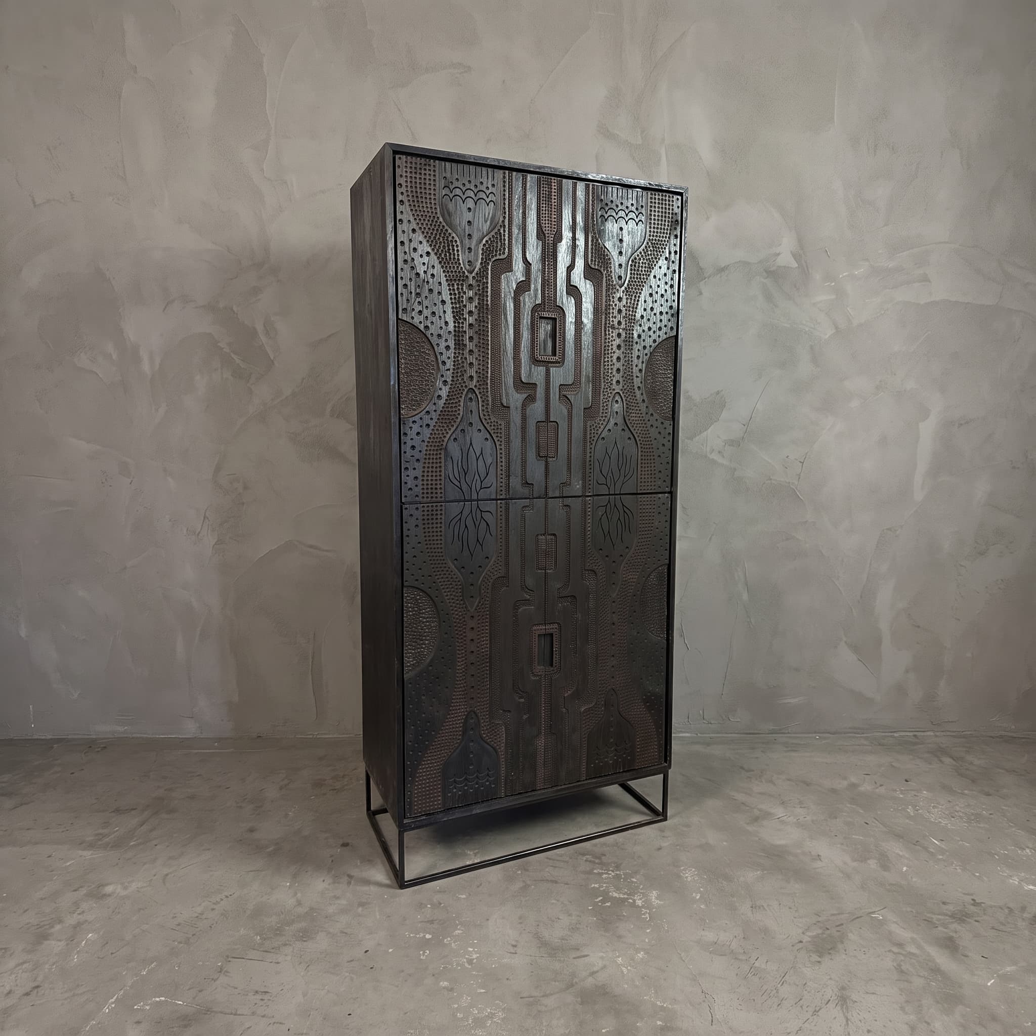 Kast Graphic van teak, vier deuren, schuin vooraanzicht van het gesneden reliëf over vier deuren op een laag onderstel