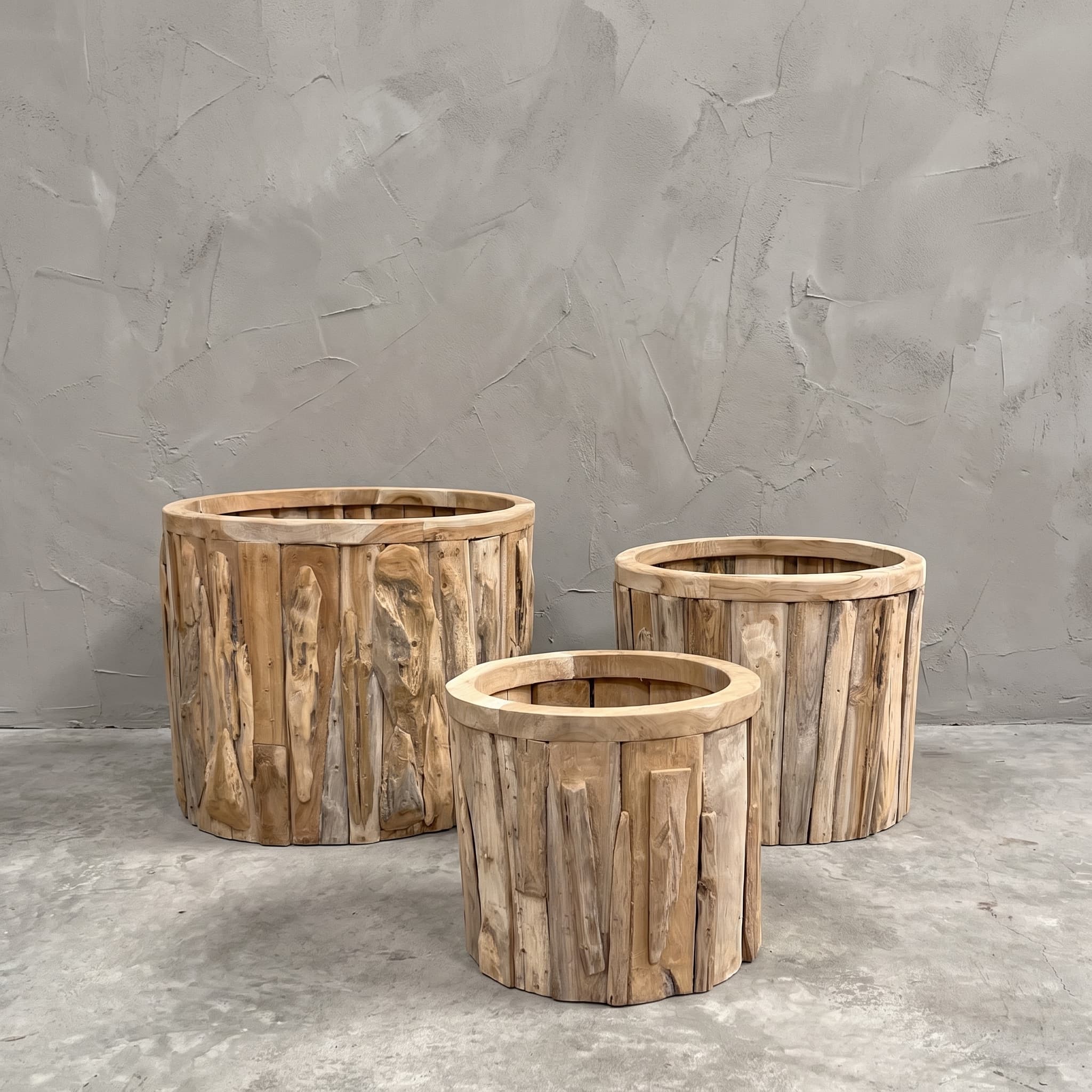 Pot Jono van gerecycled teak, rond en breed, een groep van drie in licht teak met onregelmatige opgelegde stukken, voor een grijze wand