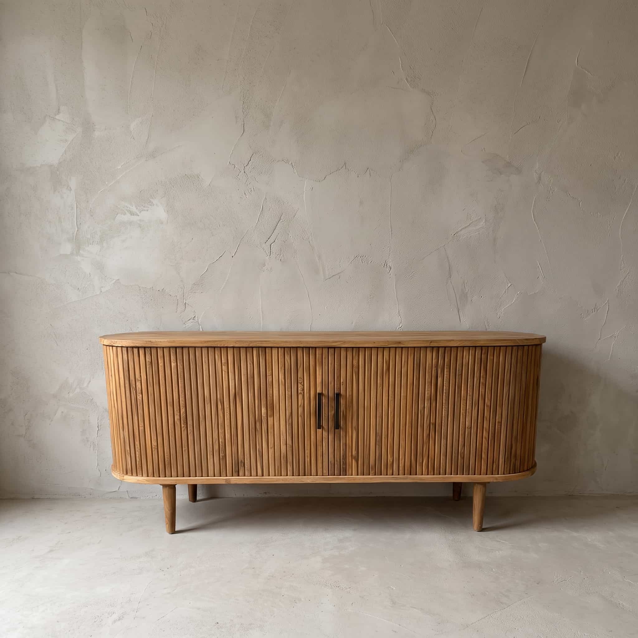 Dressoir Krepyak van gerecycled teak, vooraanzicht met verticale latten, twee deuren in het midden en ronde poten