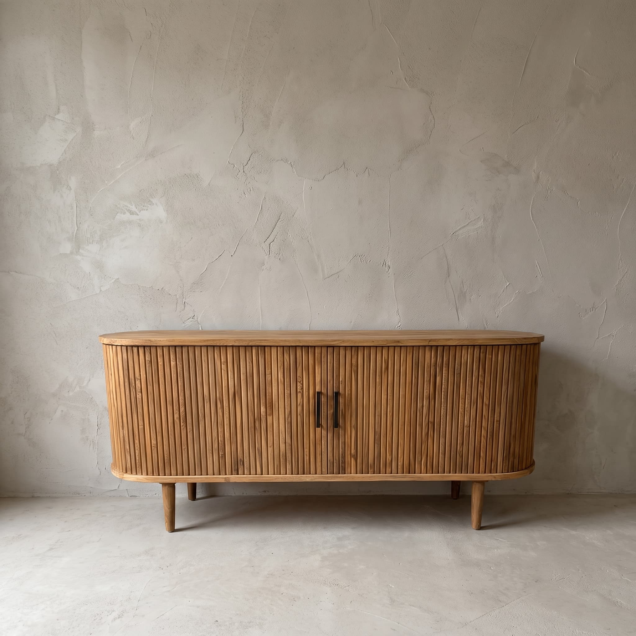 Dressoir Krepyak van gerecycled teak, vooraanzicht met verticale latten, twee deuren in het midden en ronde poten