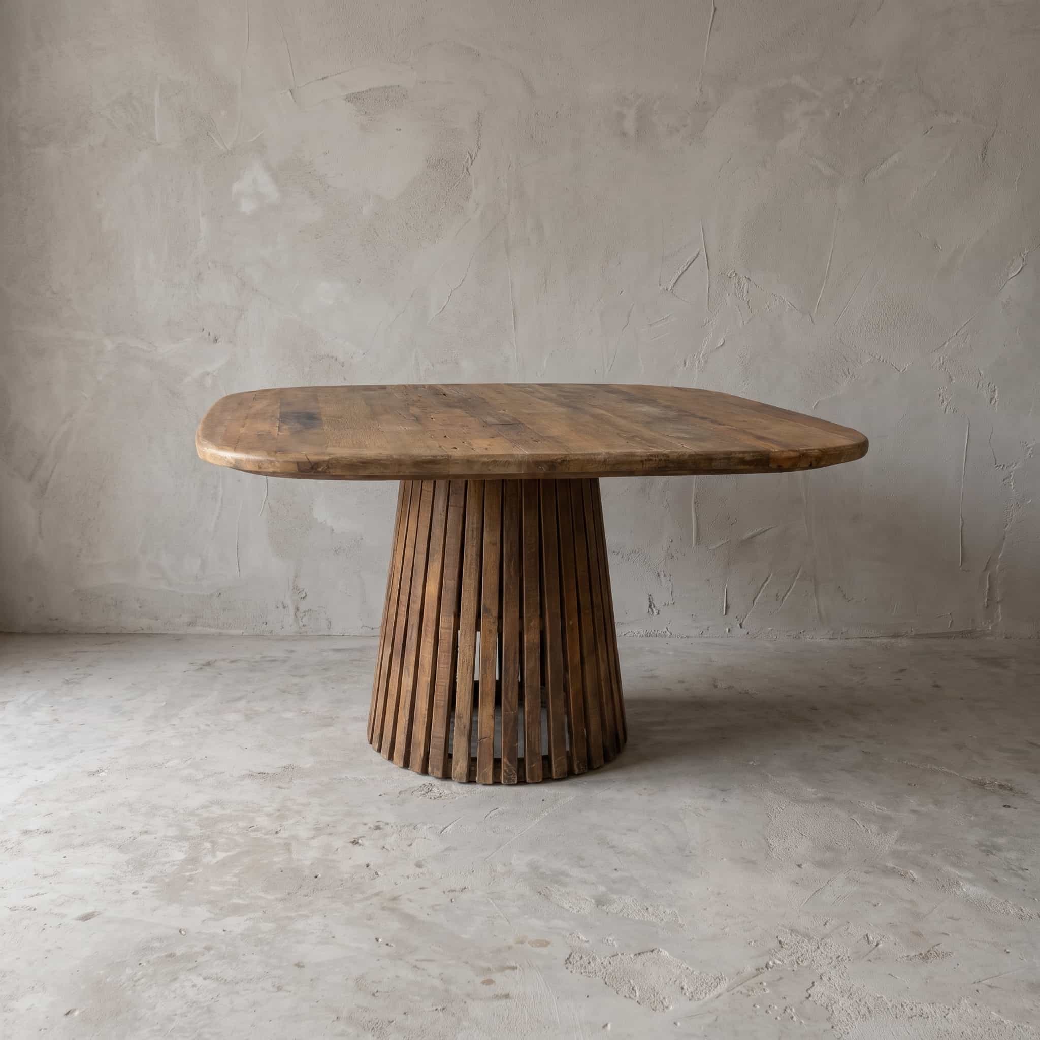 Eettafel Balok Meja van gerecycled hardhout, vooraanzicht van het vierkante blad op een voet van staande latten