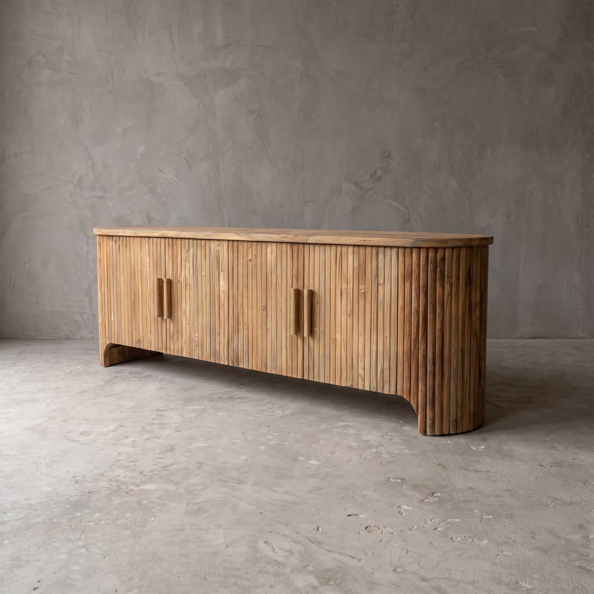 Tv-meubel Rujen van gerecycled teak, schuin vooraanzicht met verticale latten en afgeronde uiteinden op de vloer
