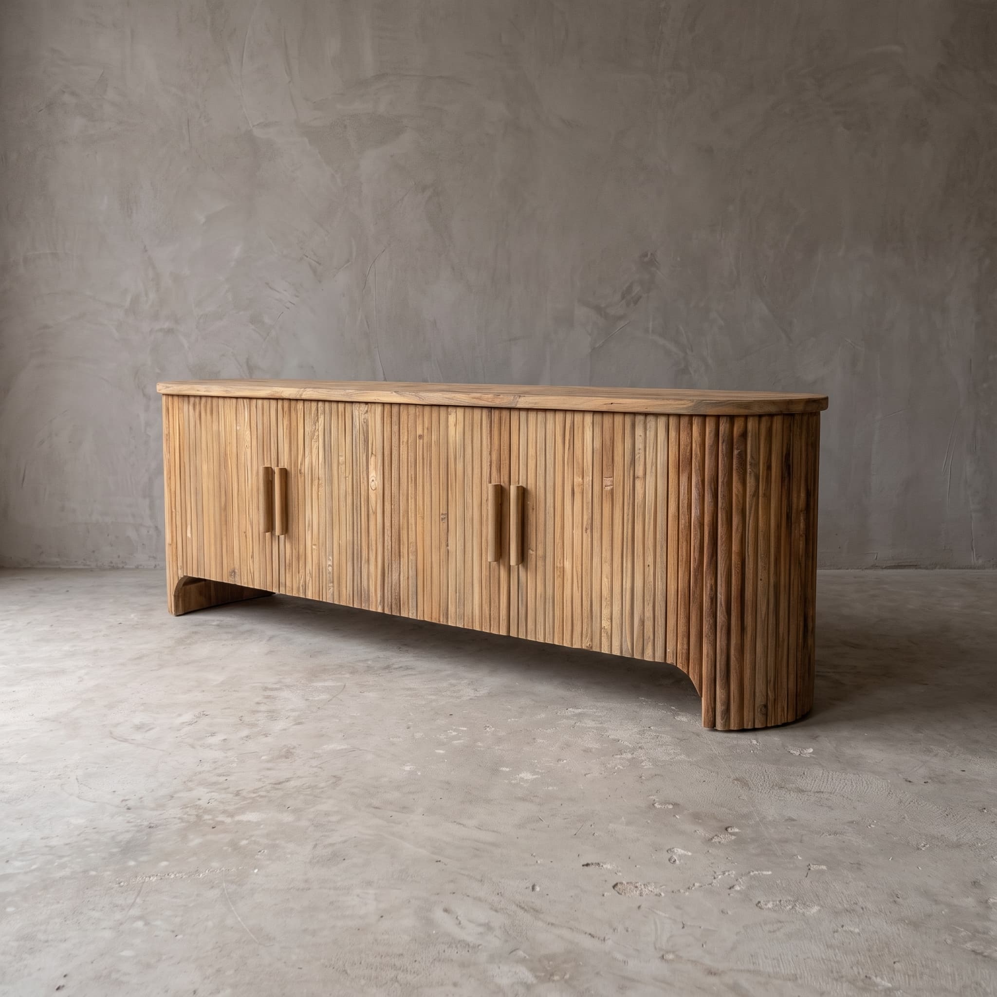 Tv-meubel Rujen van gerecycled teak, schuin vooraanzicht met verticale latten en afgeronde uiteinden op de vloer
