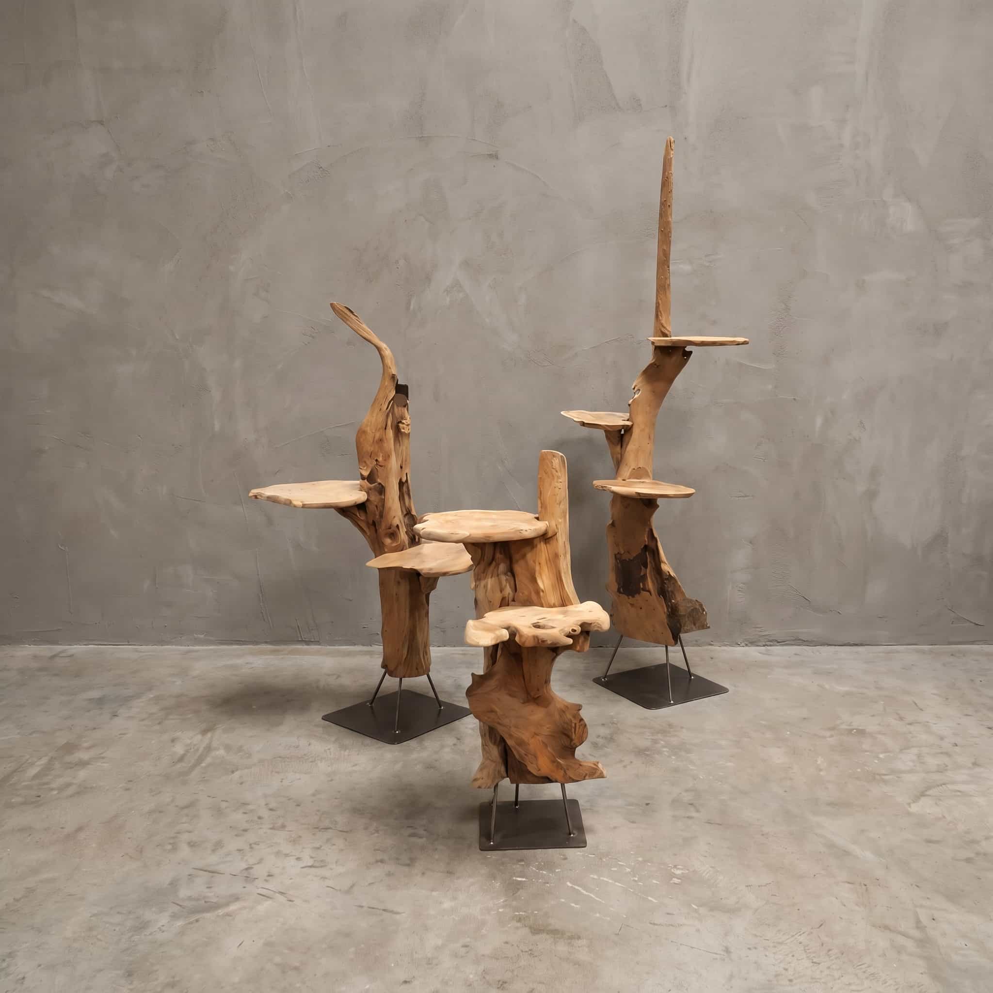Display Roots van gerecycled teak en metaal, vooraanzicht van de maten naast elkaar op slanke staven en vierkante voeten