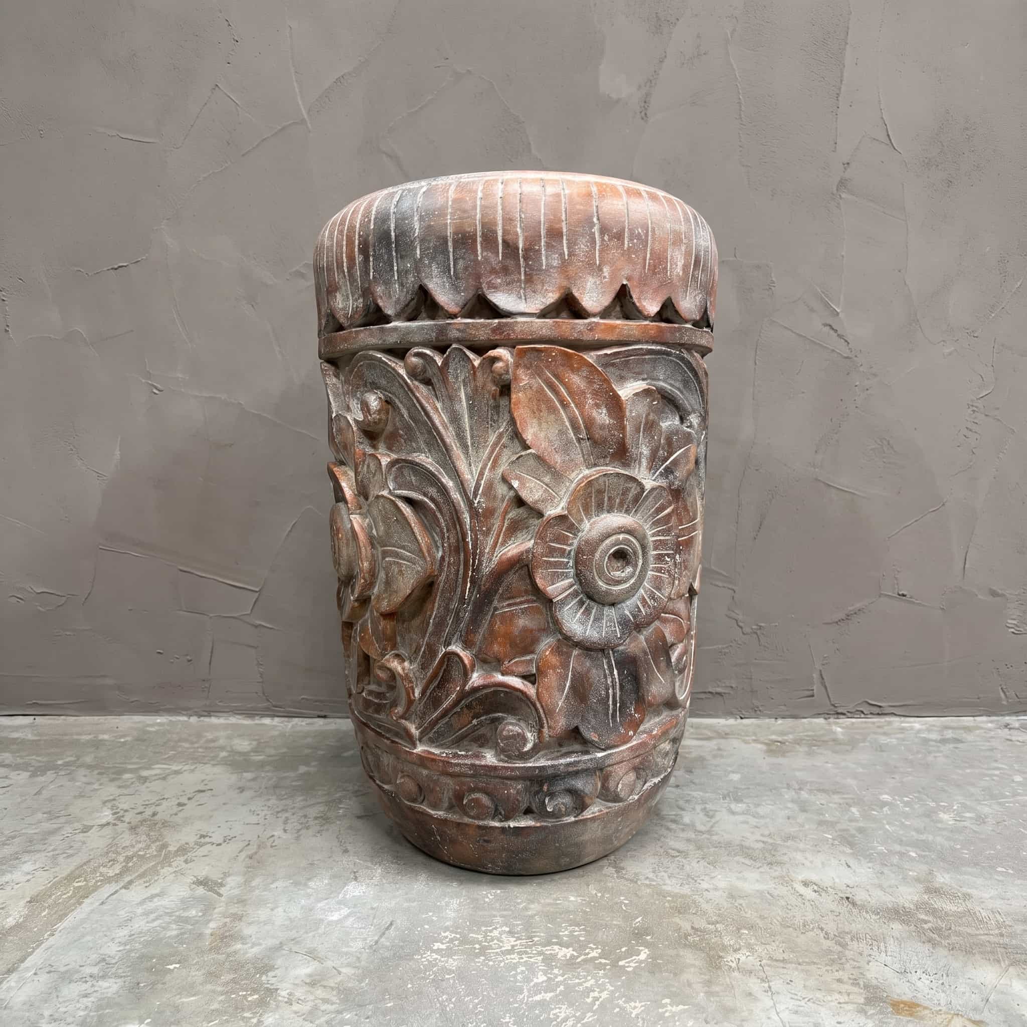 Pot Bunga van polystone, vooraanzicht met bloemen en bladeren in reliëf en een gegroefde band bovenaan