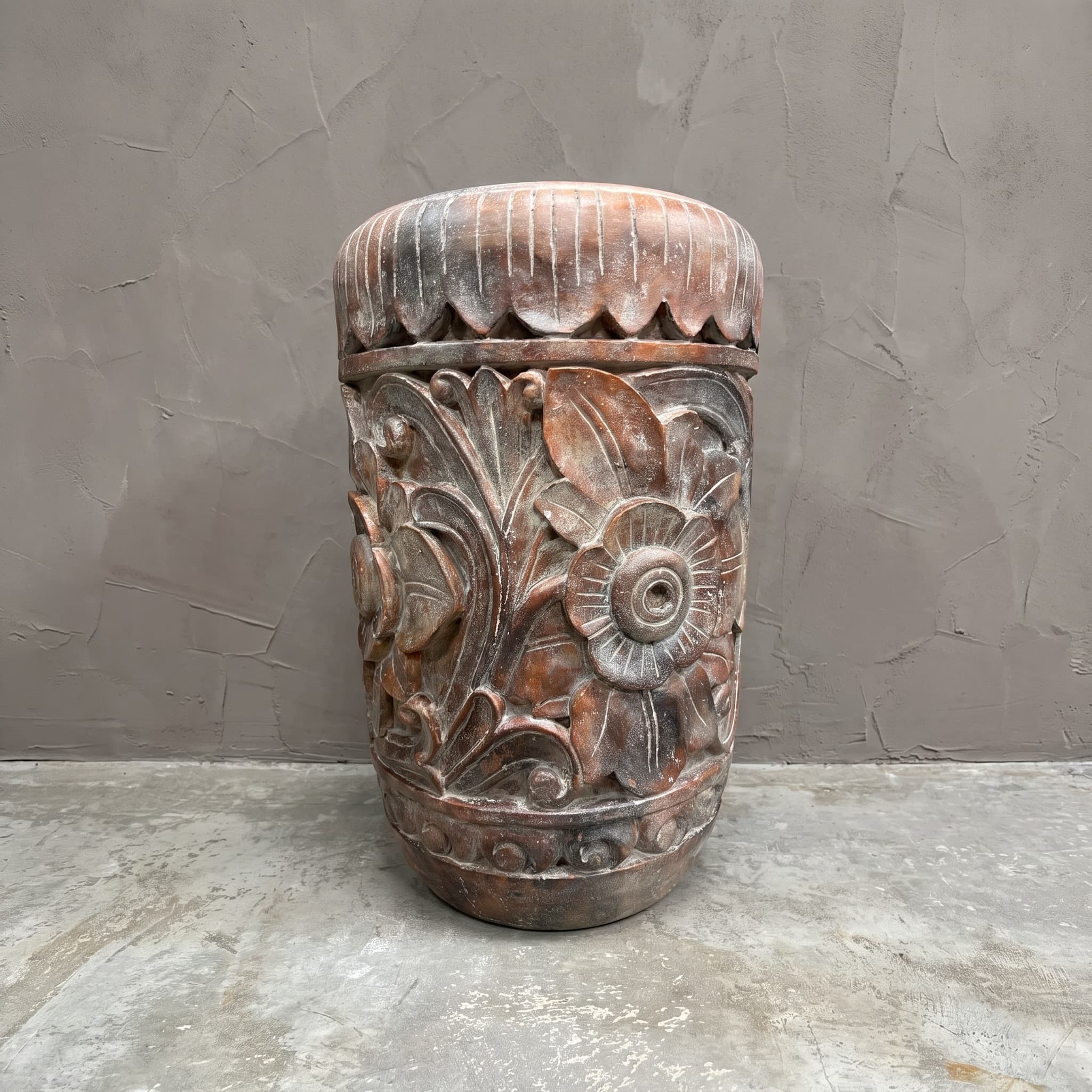 Pot Bunga van polystone, vooraanzicht met bloemen en bladeren in reliëf en een gegroefde band bovenaan