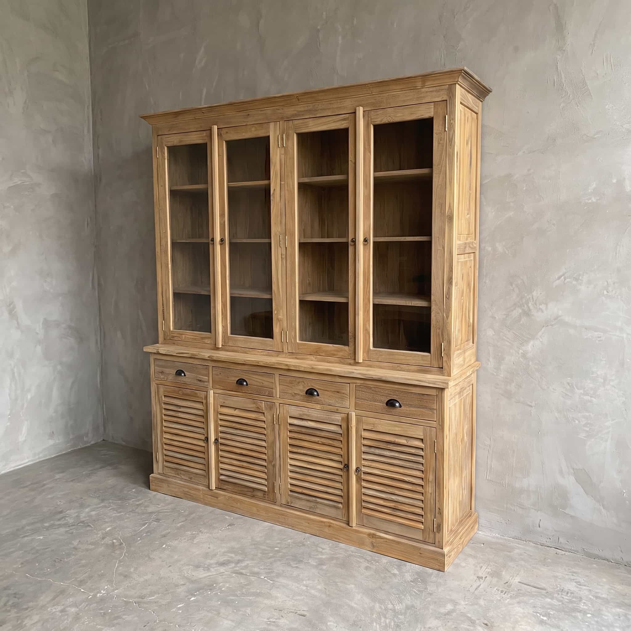 Kast Bali Tumpuk van gerecycled teak, schuin van voren met vier kaderdeuren boven en lades en lamellendeuren onder