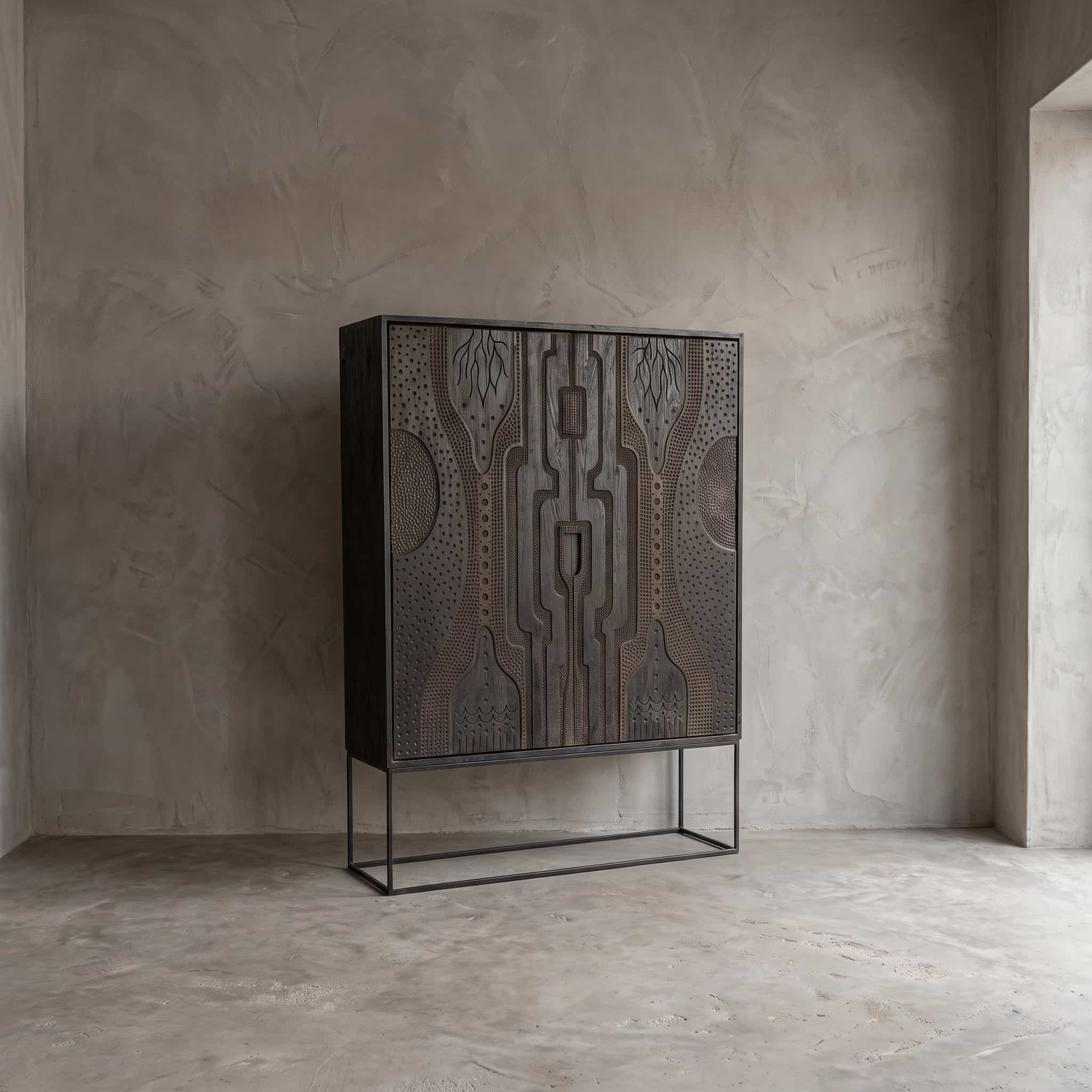 Kast Graphic van teak, schuin vooraanzicht van het gesneden reliëf op de deuren, op een open onderstel in een lege ruimte