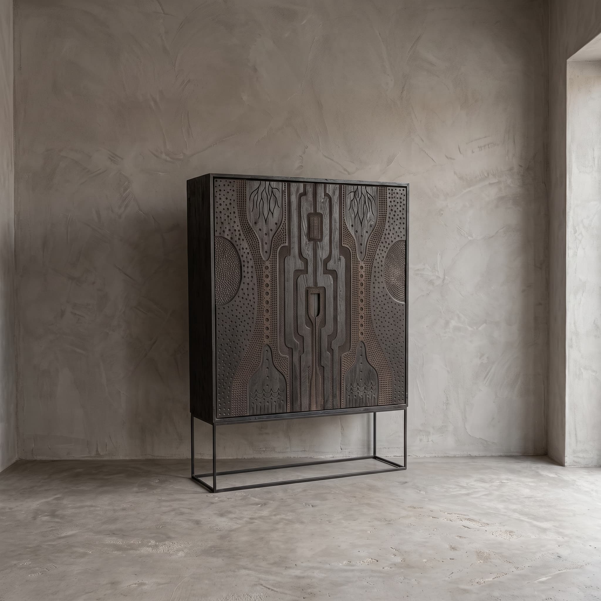 Kast Graphic van teak, schuin vooraanzicht van het gesneden reliëf op de deuren, op een open onderstel in een lege ruimte