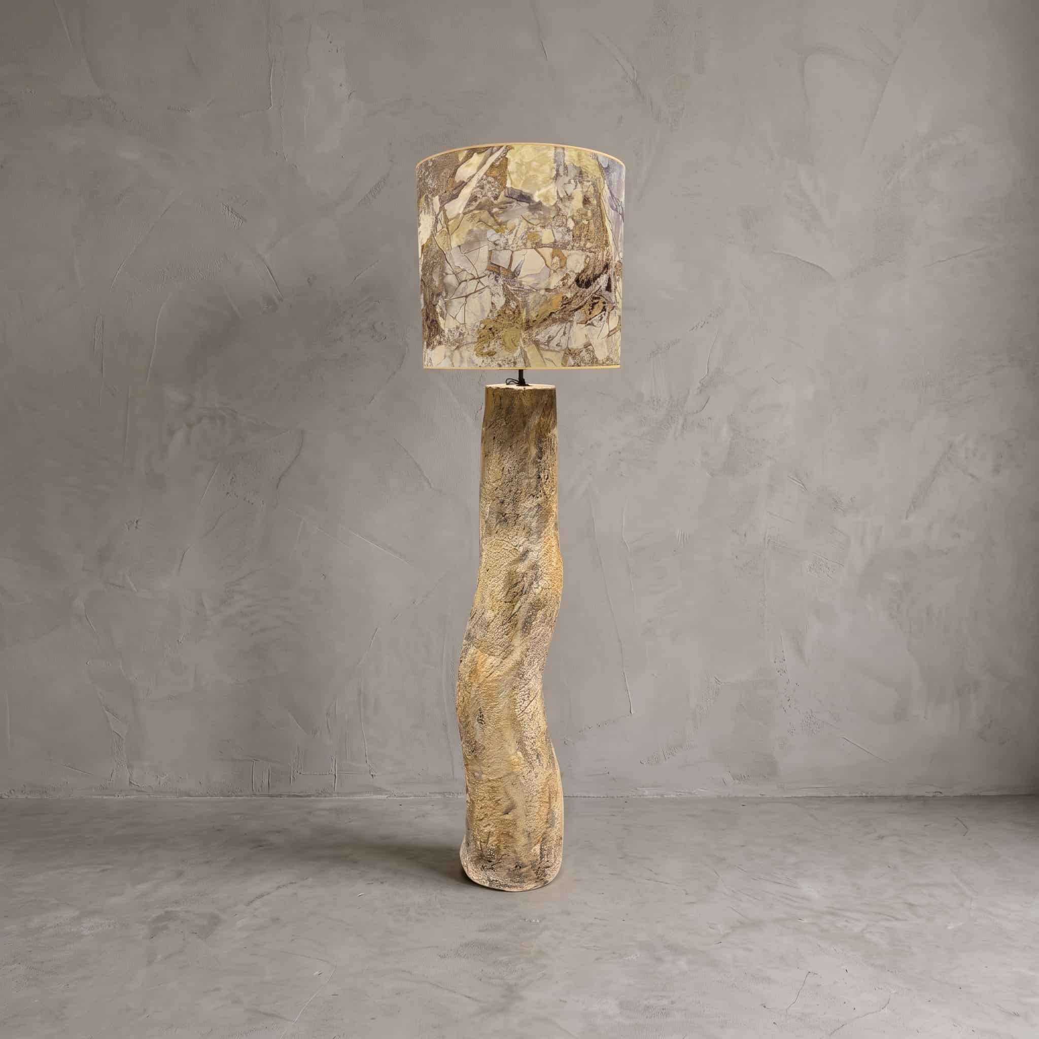 Lamp Gurat van polystone, lamp van polystone in een licht golvende, lichtbeige stamvorm, vooraanzicht