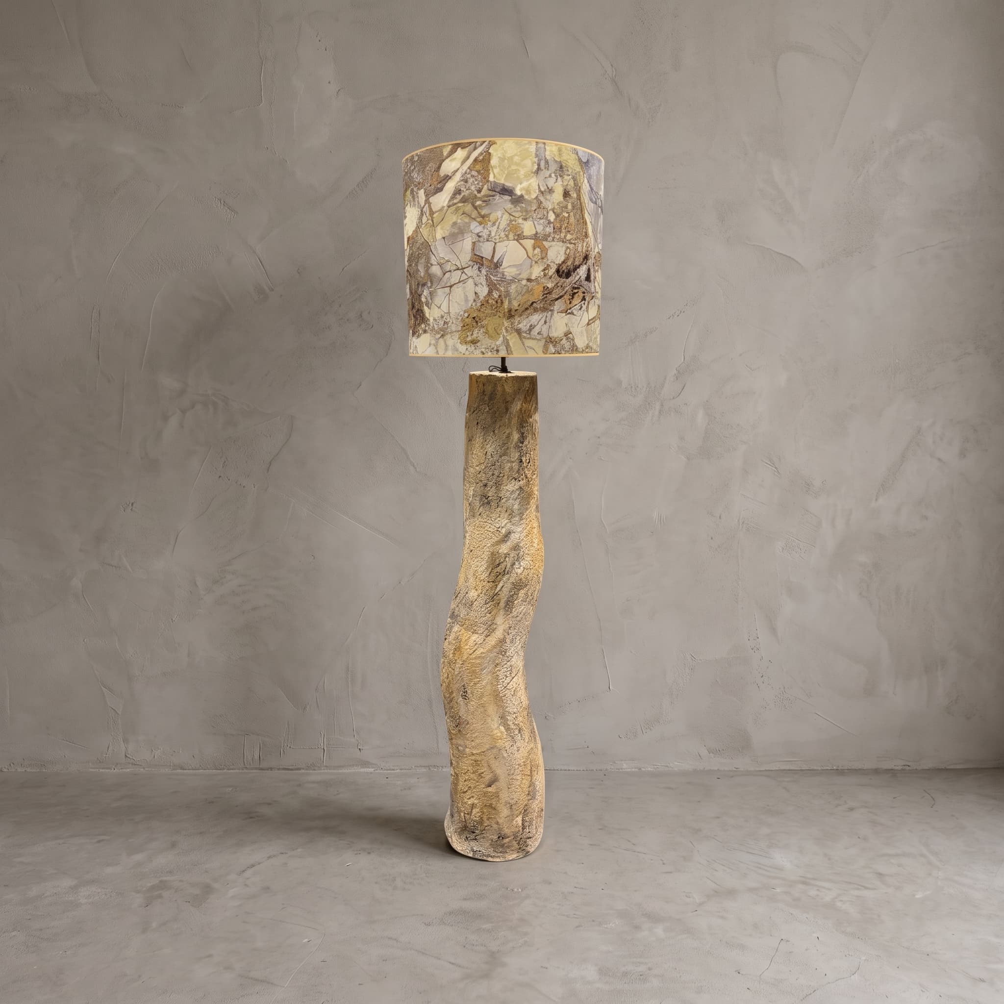 Lamp Gurat van polystone, lamp van polystone in een licht golvende, lichtbeige stamvorm, vooraanzicht