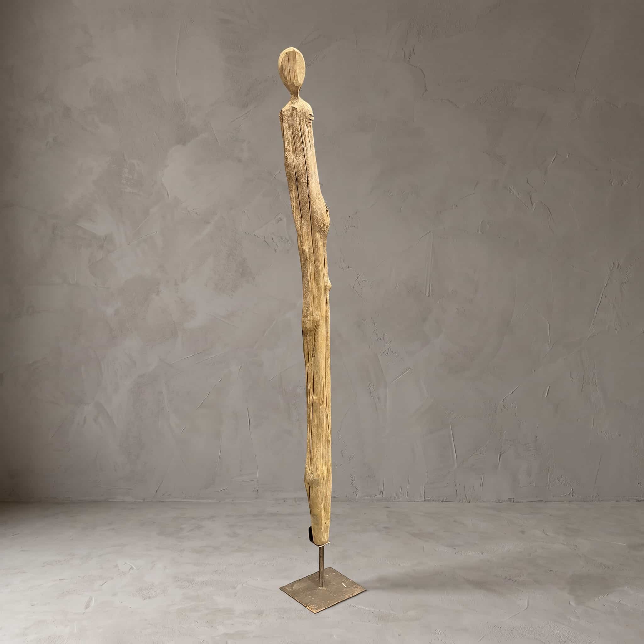 Standaard van gerecycled teak, mensfiguur, schuin vooraanzicht van de slanke figuur op een vierkante voetplaat voor een grijze wand