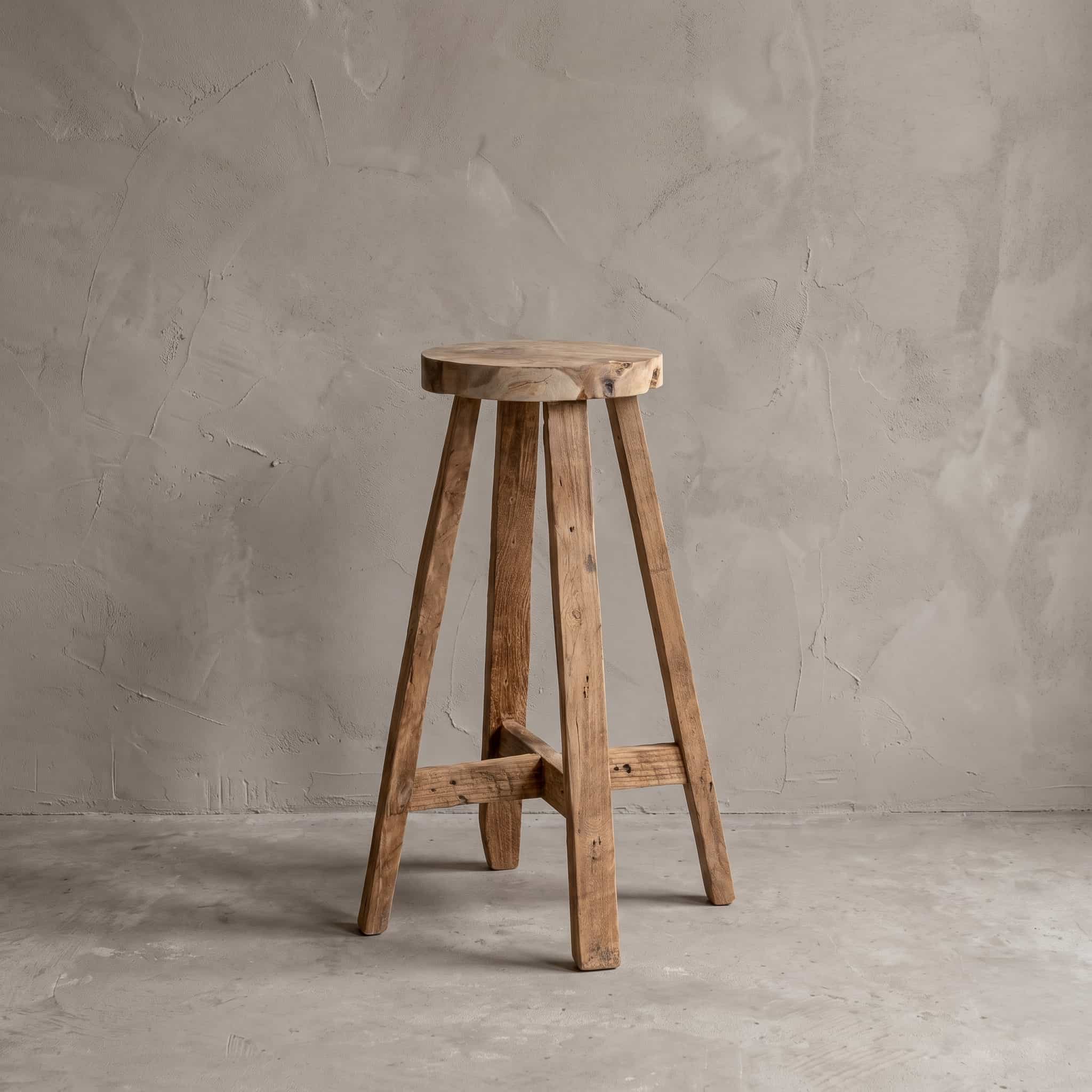 Barkruk School Semar van gerecycled teak, vooraanzicht van de ronde zitting op vier uitlopende poten