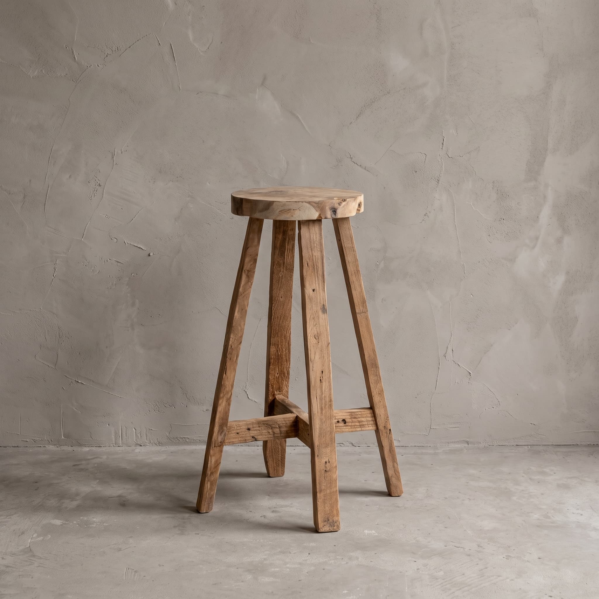 Barkruk School Semar van gerecycled teak, vooraanzicht van de ronde zitting op vier uitlopende poten