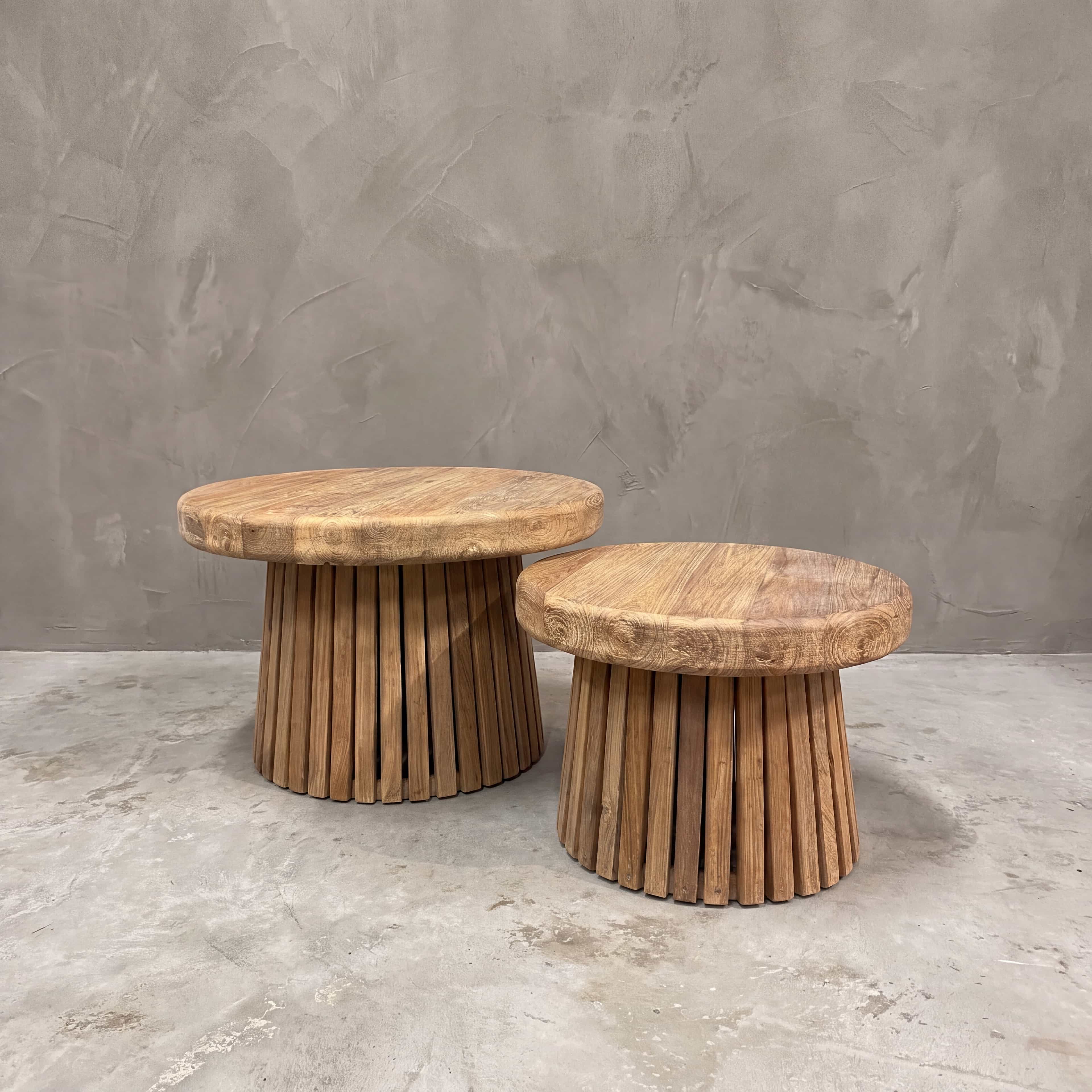 Salontafel Rujen Kaki van gerecycled teak, set van 2, beide ronde tafels naast elkaar op hun voeten van latten