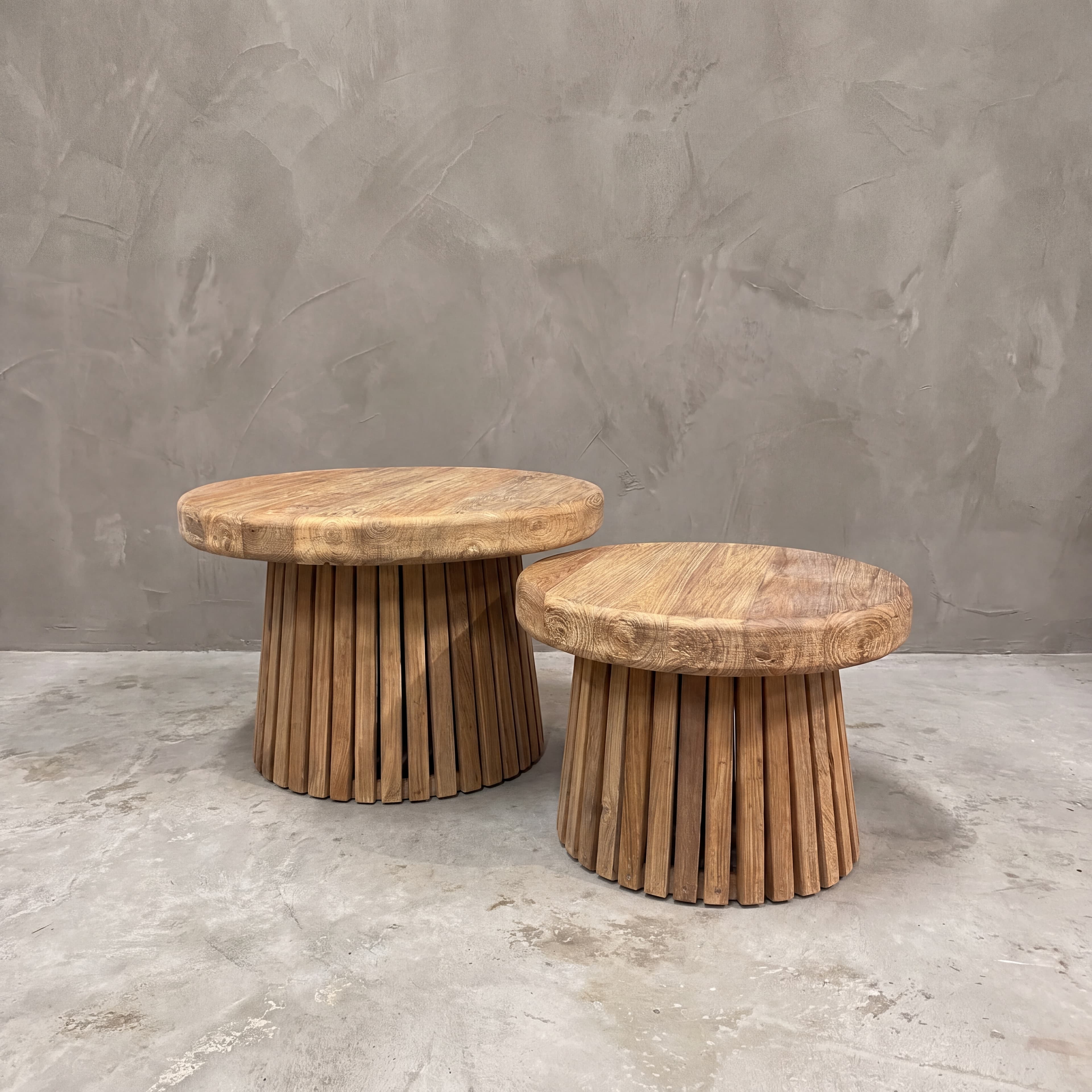 Salontafel Rujen Kaki van gerecycled teak, set van 2, beide ronde tafels naast elkaar op hun voeten van latten