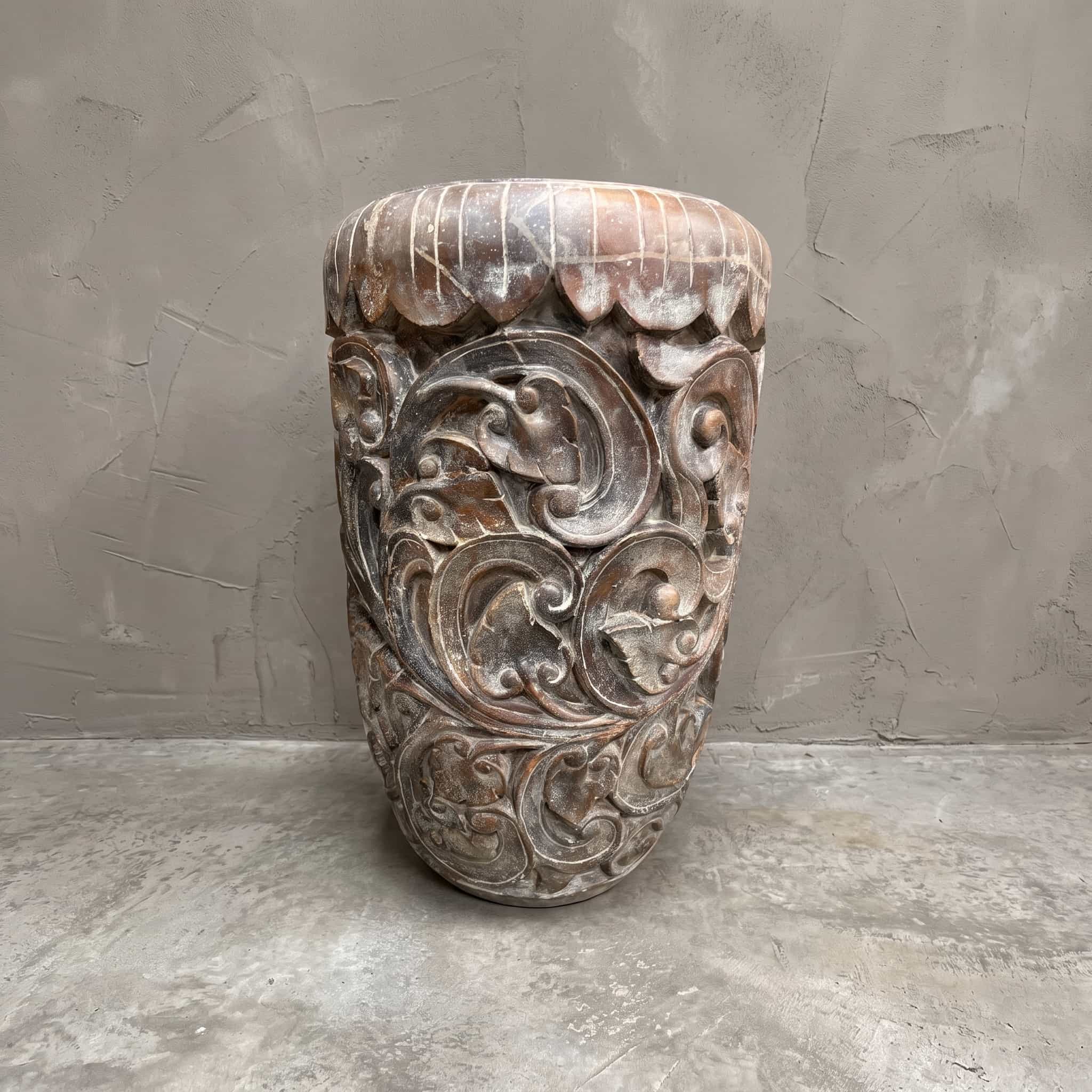 Pot Jawa van polystone, vooraanzicht met krullende ranken in reliëf en een bolle, gestreepte band bovenaan