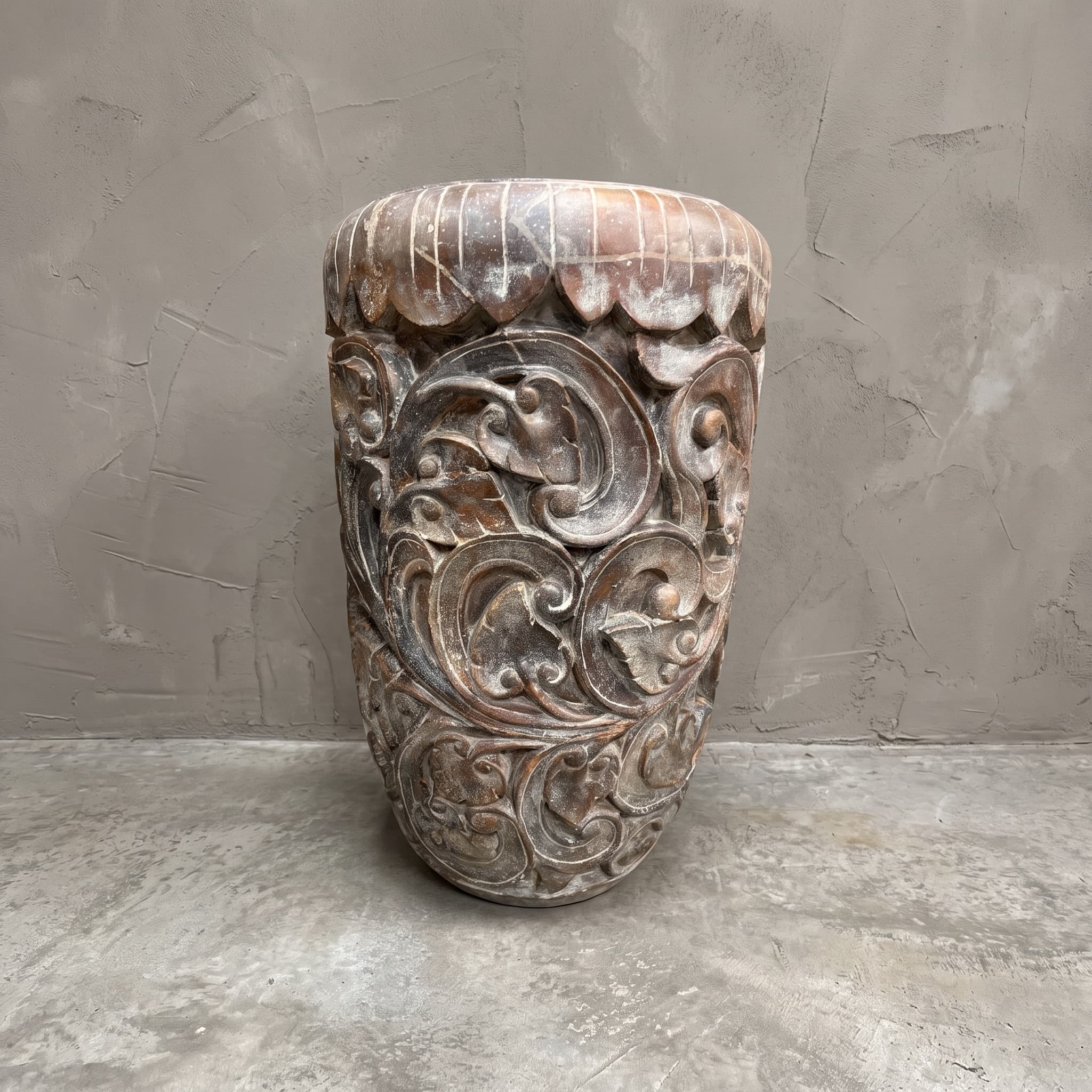 Pot Jawa van polystone, vooraanzicht met krullende ranken in reliëf en een bolle, gestreepte band bovenaan