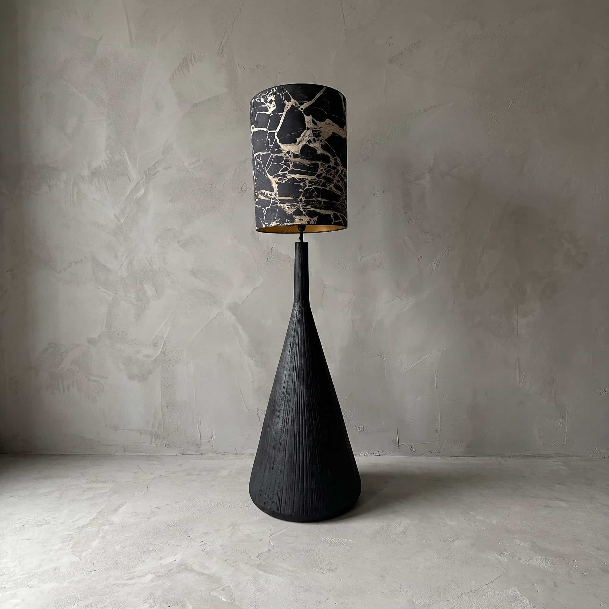 Lamp Gurat van polystone, kegelvorm, lamp van polystone met een zwarte, gegroefde kegel en slanke hals, vooraanzicht