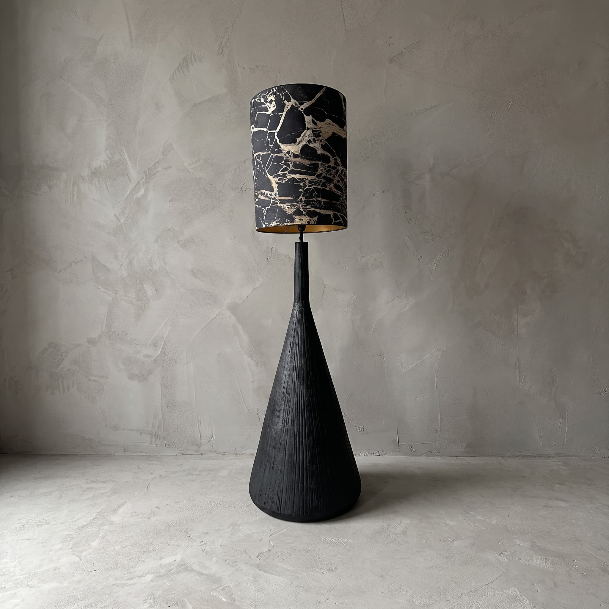Lamp Gurat van polystone, kegelvorm, lamp van polystone met een zwarte, gegroefde kegel en slanke hals, vooraanzicht