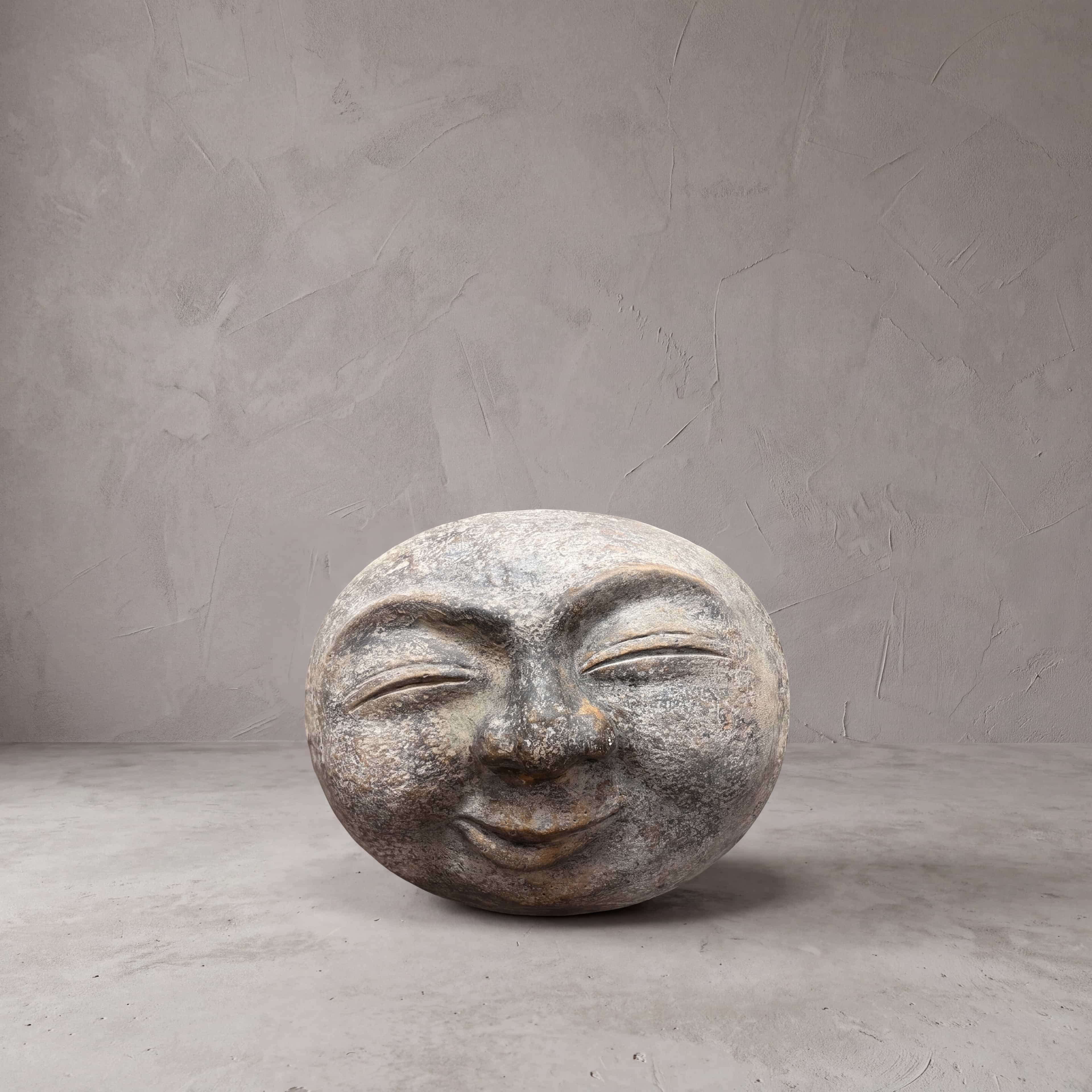 Beeld Moon van polystone, basismodel, vooraanzicht van het bijna ronde gezicht dat met gesloten ogen glimlacht