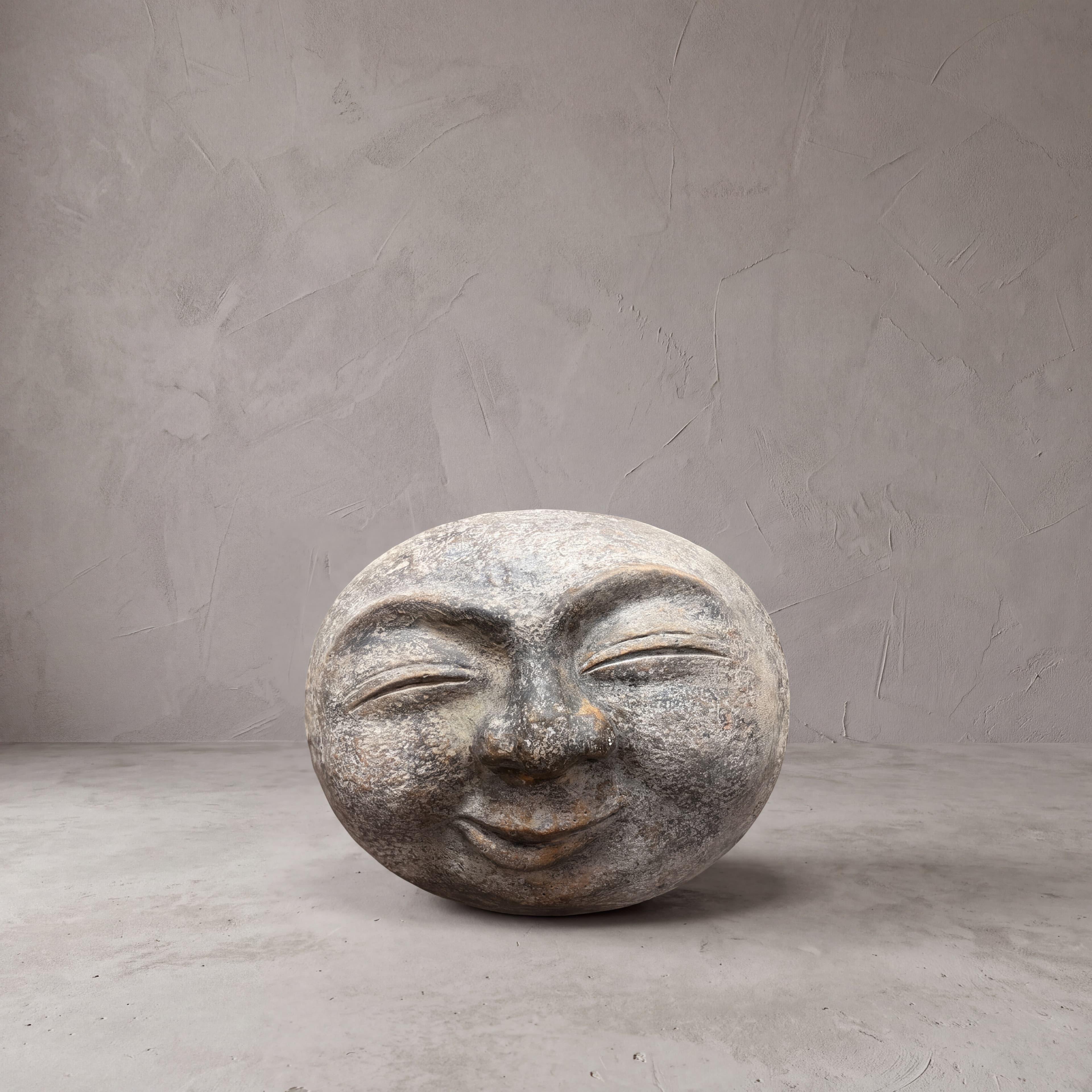 Beeld Moon van polystone, basismodel, vooraanzicht van het bijna ronde gezicht dat met gesloten ogen glimlacht