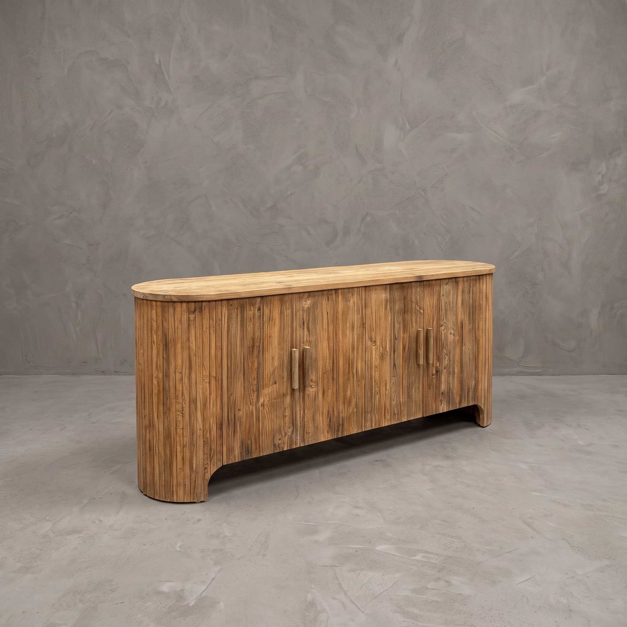 Dressoir Rujen van gerecycled teak, 4 deuren, van links op afstand, met het lange blad en de ronde uiteinden op een grijze vloer